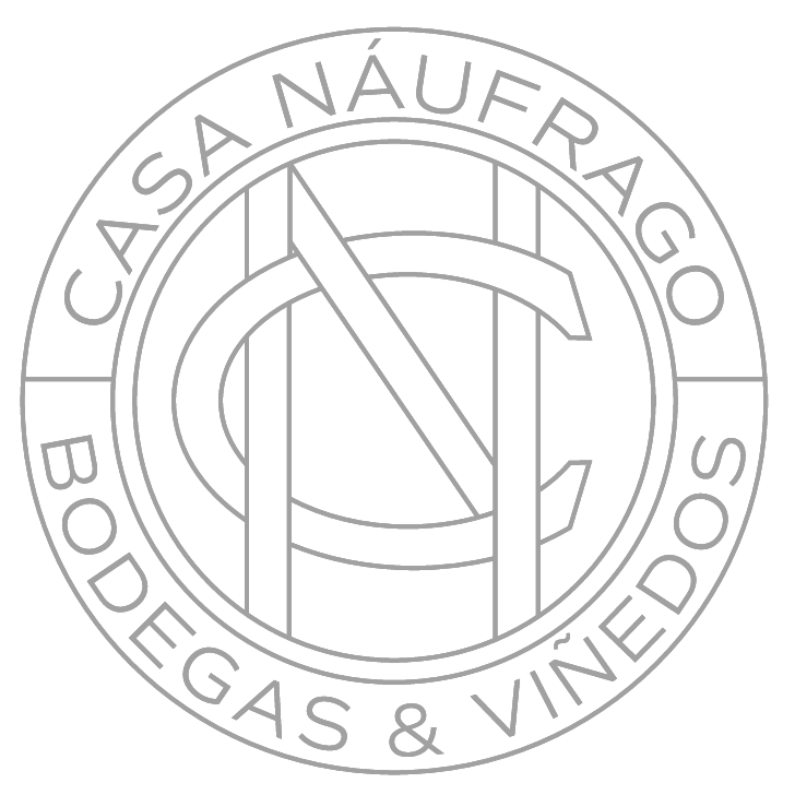 Logo of Casa Náufrago with a circular design, featuring a stylized sailboat and the text "Casa Náufrago" and "Bodegas & Vinedos."