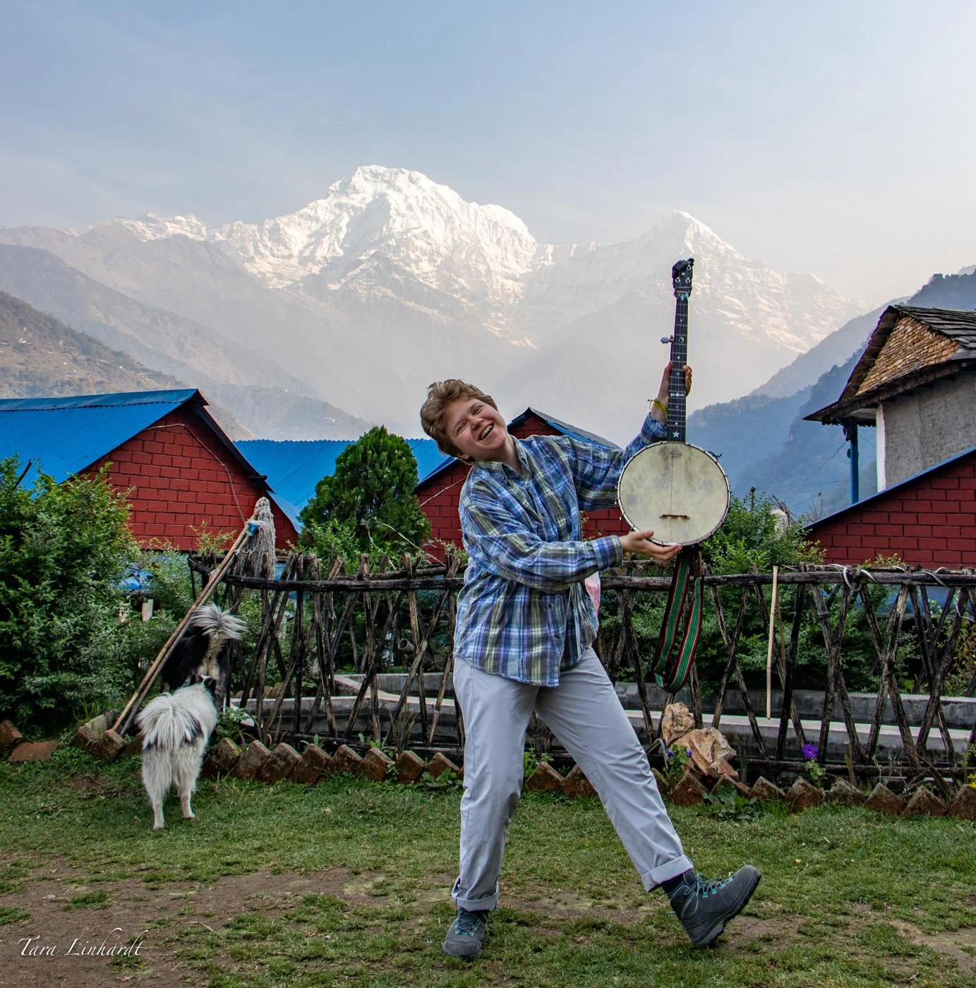 Tiv presents banjo sunrise in Landruk 2.jpg
