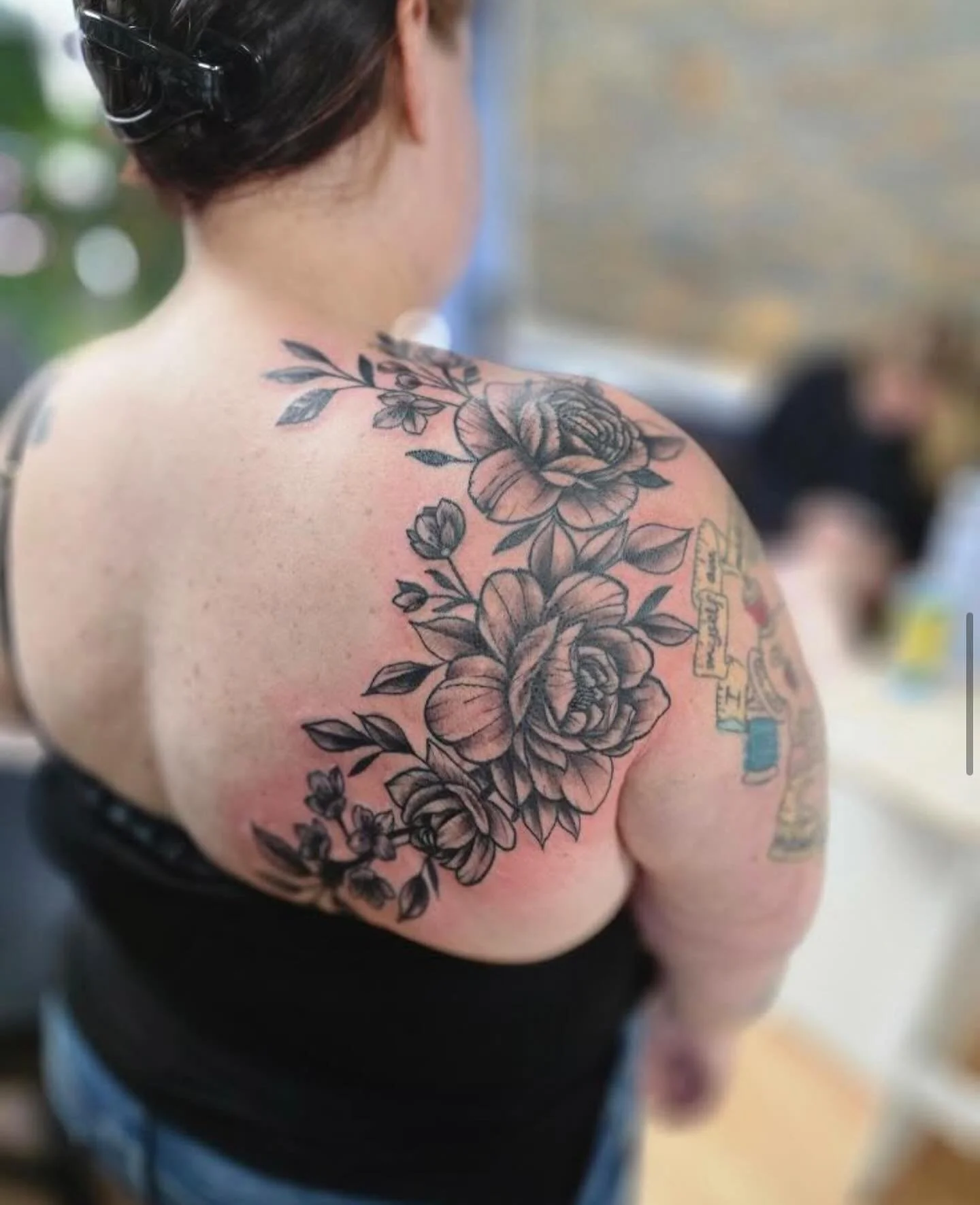 Soft shading, bold blooms 🌹
Tattoo by Kelvin @kmoneybags done @pennsnneedles

#flowertattoo #blackandgreytattoo #shouldertattoo #tattooartist #pennsnneedles #kmoneybags #tattooshop #freshink #floraldesign #tattoolife
