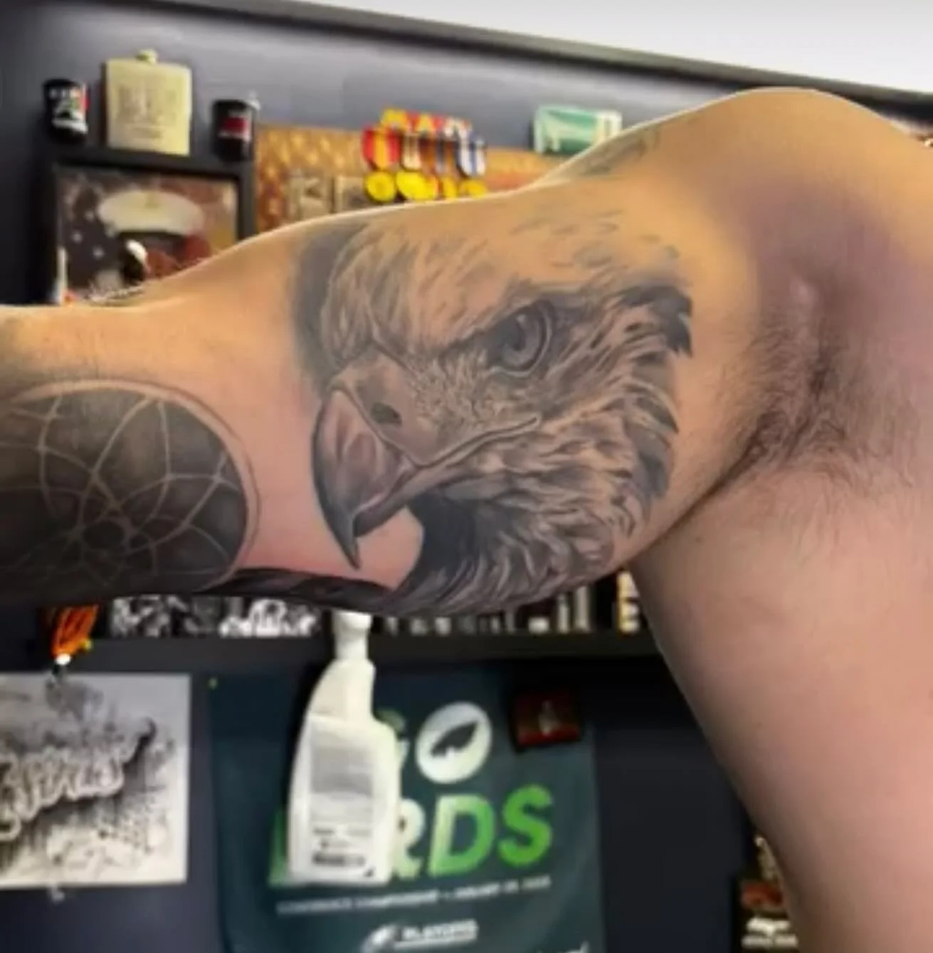 Sharp detail and bold realism &mdash; this eagle piece came out 🔥🦅
Tattoo by Jamaal @chitownmaal at @pennsnneedles

#pennsnneedles #bethlehemtattoo #realismtattoo #eagletattoo #blackandgreytattoo #tattooartist #tattoolife #inkedup #tattooshop #tatt