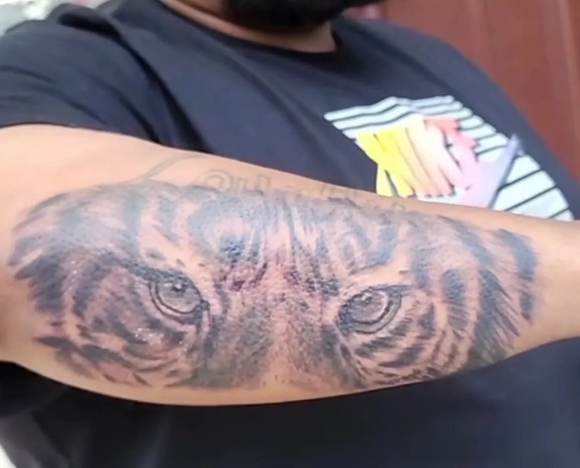 All in the eyes of the beast 🐅🔥
Tattoo by @tatudreezy at @pennsnneedles

#tigertattoo #blackandgrey #realismtattoo #tattooeyes #pennsnneedles #tatudreezy #tattooartist #bethlehempa #tattooshop #tattooart