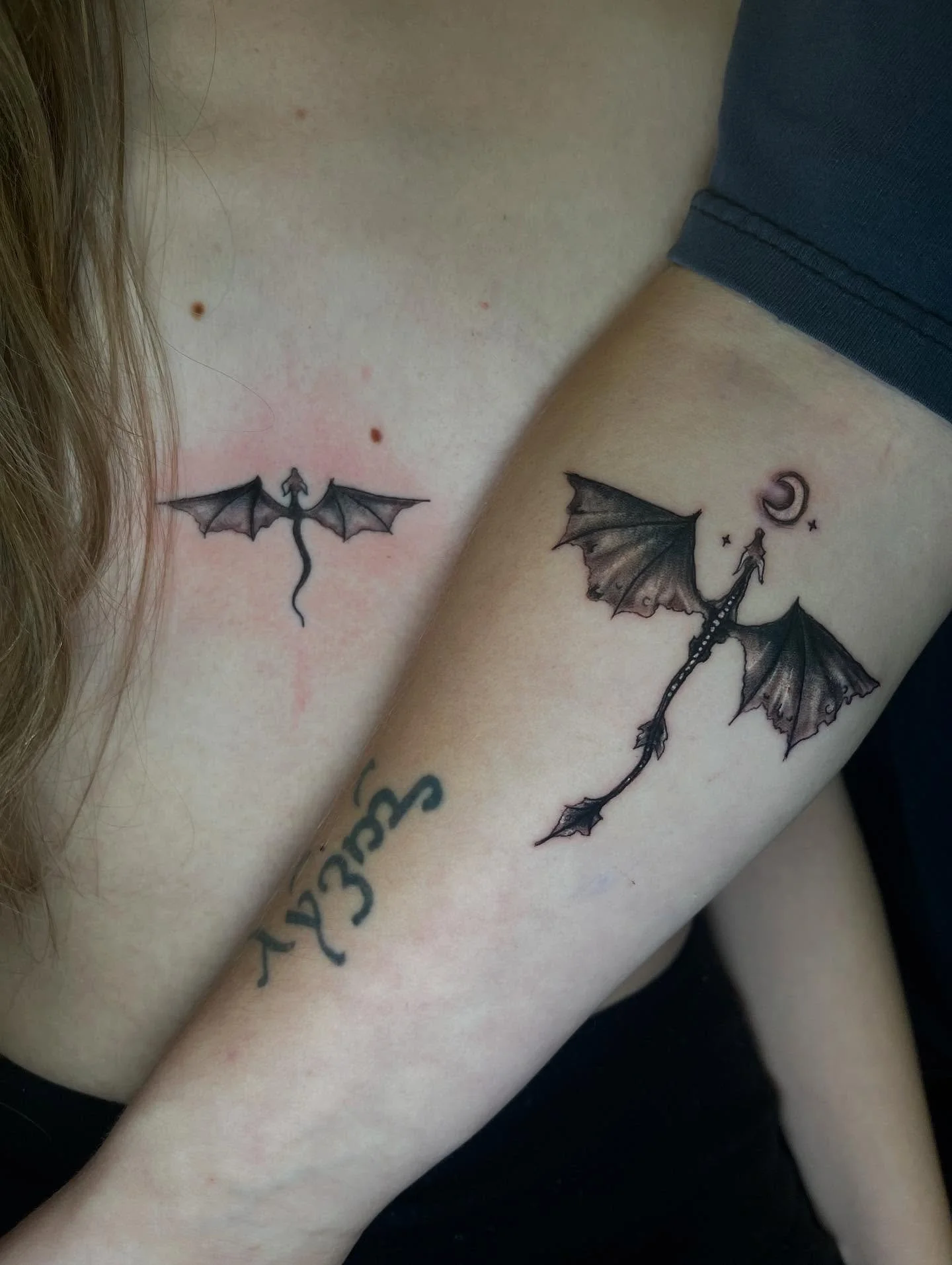 🖤 Matching dragons &mdash; same fire, different flight 🐉✨
A little ink that says we fly together, even apart.
Done by @tat2siege  @pennsnneedles 
#MatchingTattoos #DragonTattoos #Tat2Siege #FineLineTattoo #MinimalTattoo #TattooArt #TattooDesign #Co