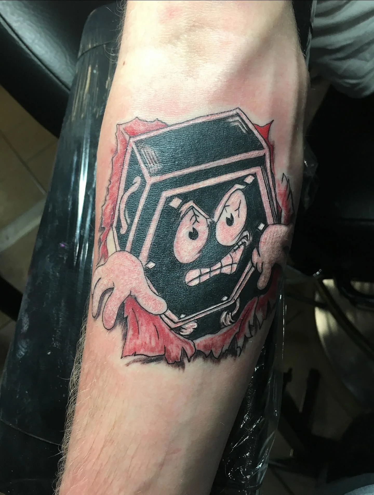 Breaking out the box 🧨💥
Bold lines, heavy contrast, and a whole lot of attitude 👊
🔥 Piece done by @TatsByCzr at @PennsNNeedles 🖤
#TatsByCzr #PennsAndNeedles #TattooArt #CartoonTattoo #NeoTraditionalTattoo #TattooDesign #LehighValleyTattoo #Bethl