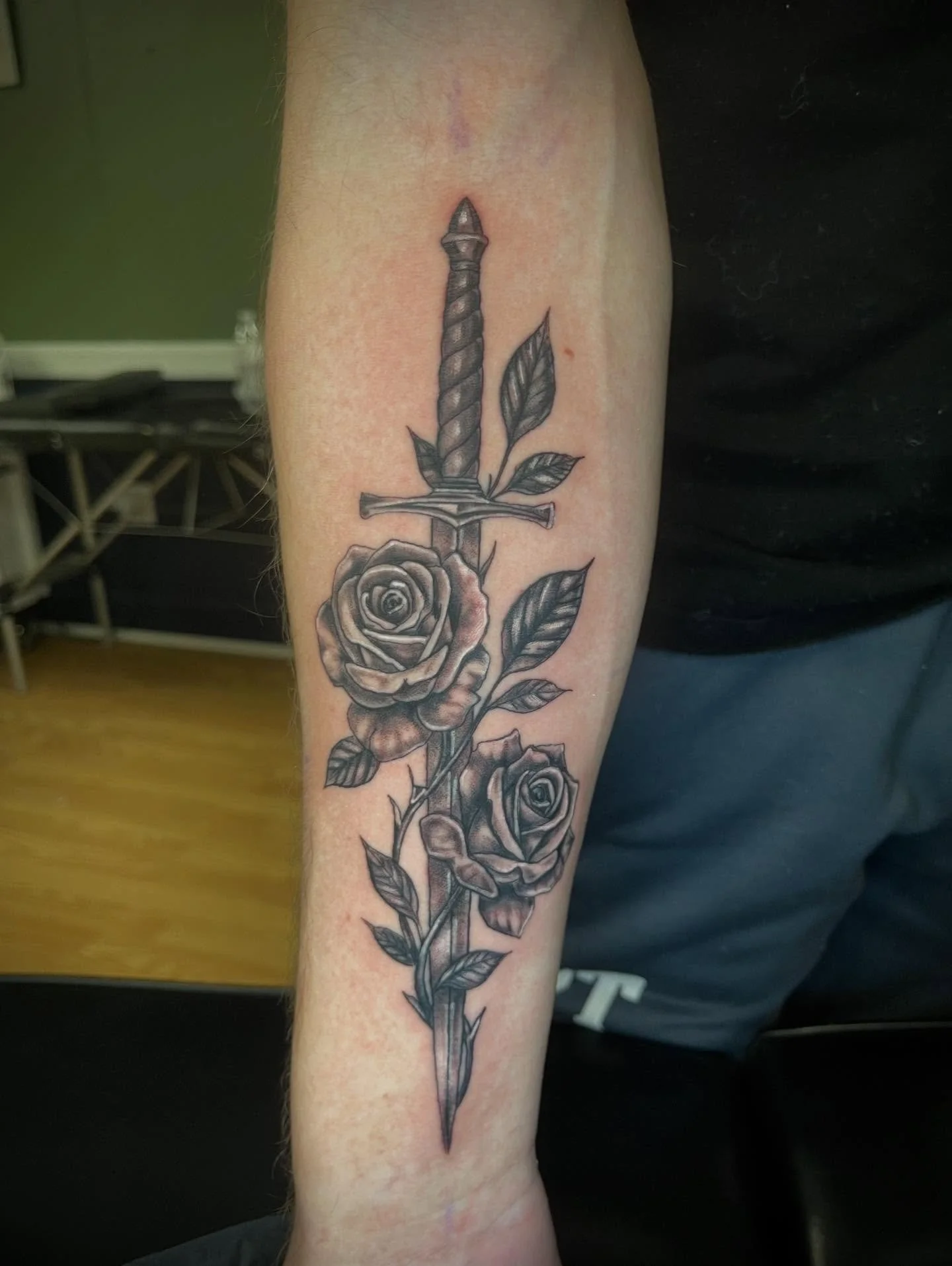 Dagger &amp; roses done in clean black and grey by our artist @tat2siege @pennsnneedles 
Now booking December appointments at Penns &amp; Needles Tattoo Studio.

#PennsAndNeedles #BethlehemPA #TattooStudio #BlackAndGreyTattoo #DaggerTattoo #RoseTatto