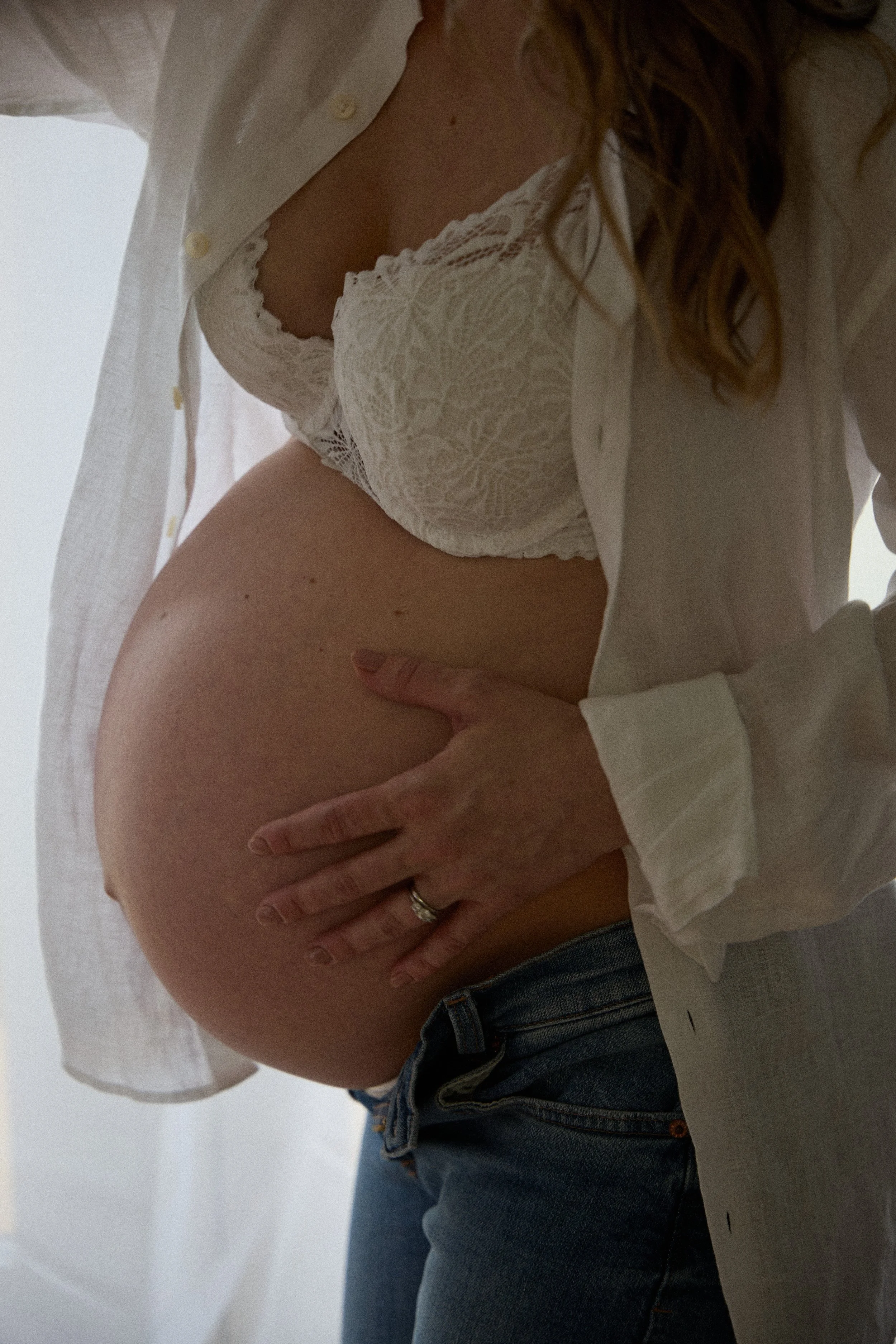 Maternity photographer in Bicester Oxford , natural studio sessions simple and timeless