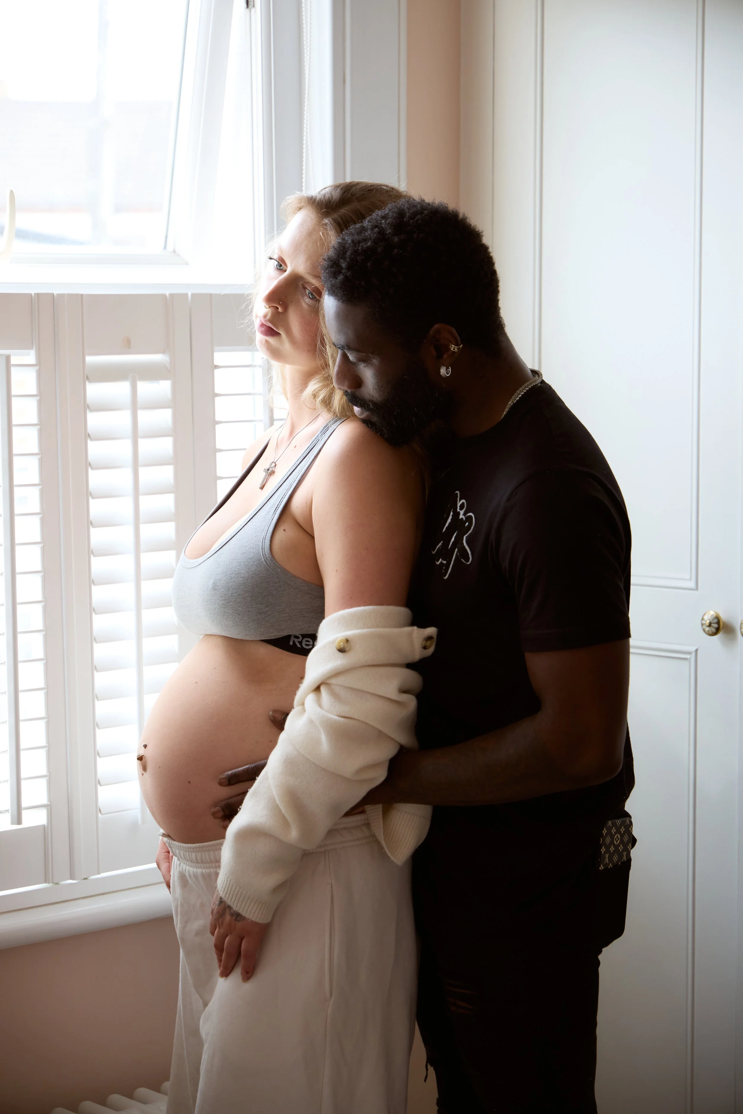 Maternity photoshoot in London Putney. Indoor, at home shoot. natural and relaxed, soft light.