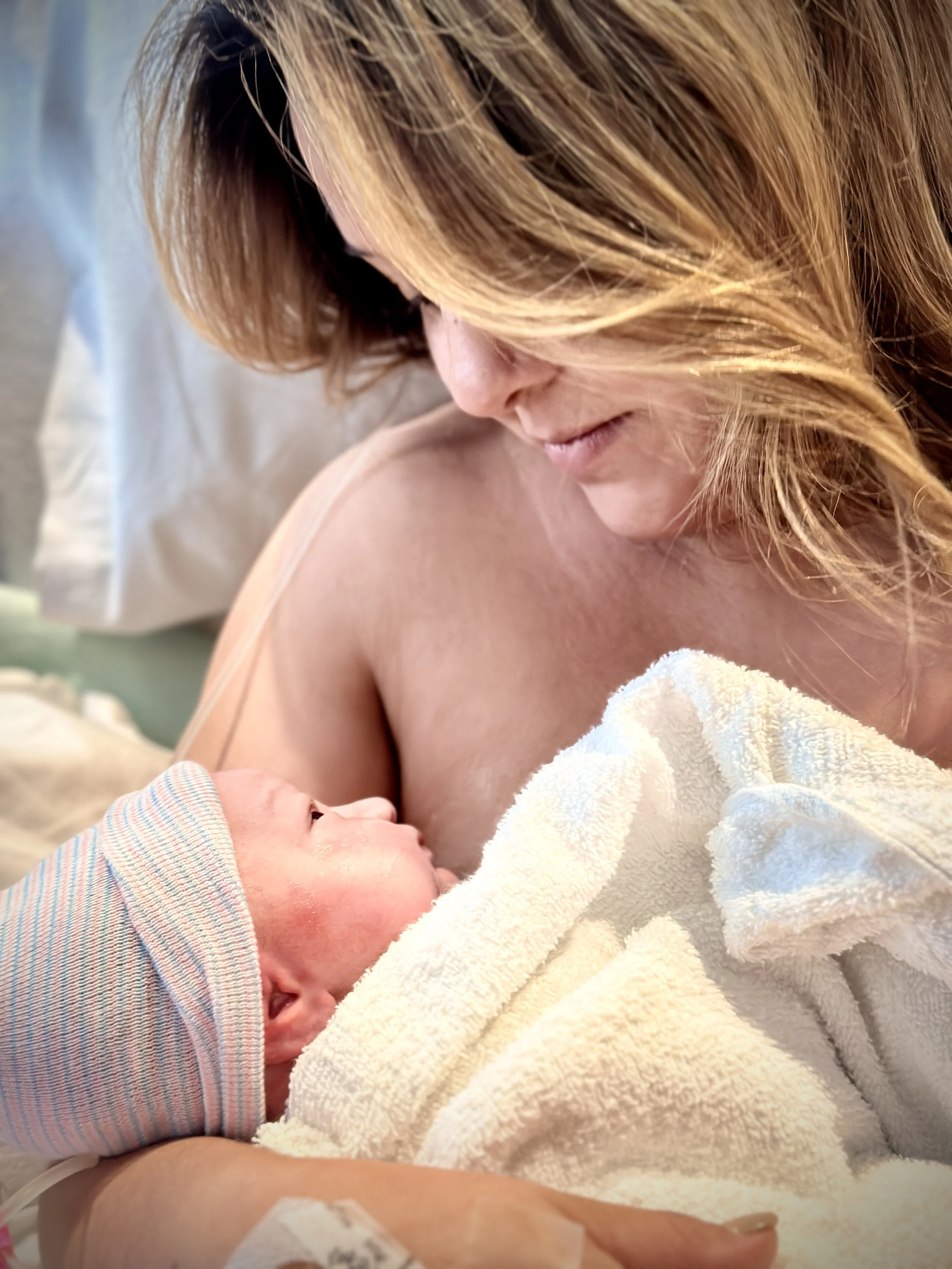 mom and newborn in hospital with doula advocate