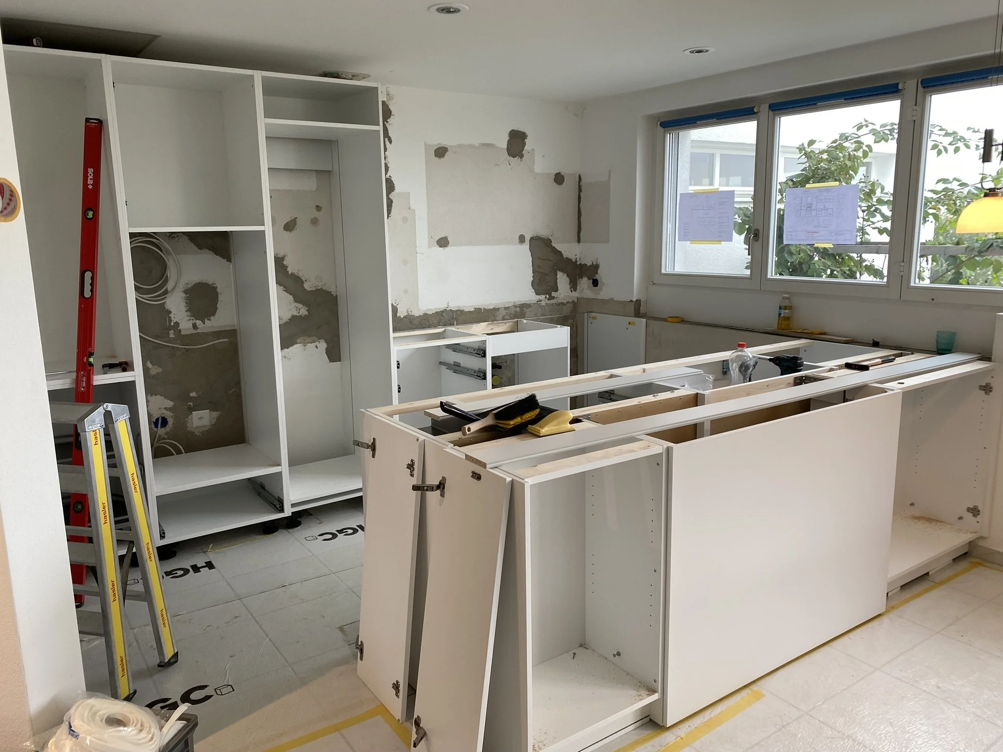 Küchenbau Schreiner Dietikon Zürich Montage moderner Küche im Innenausbau