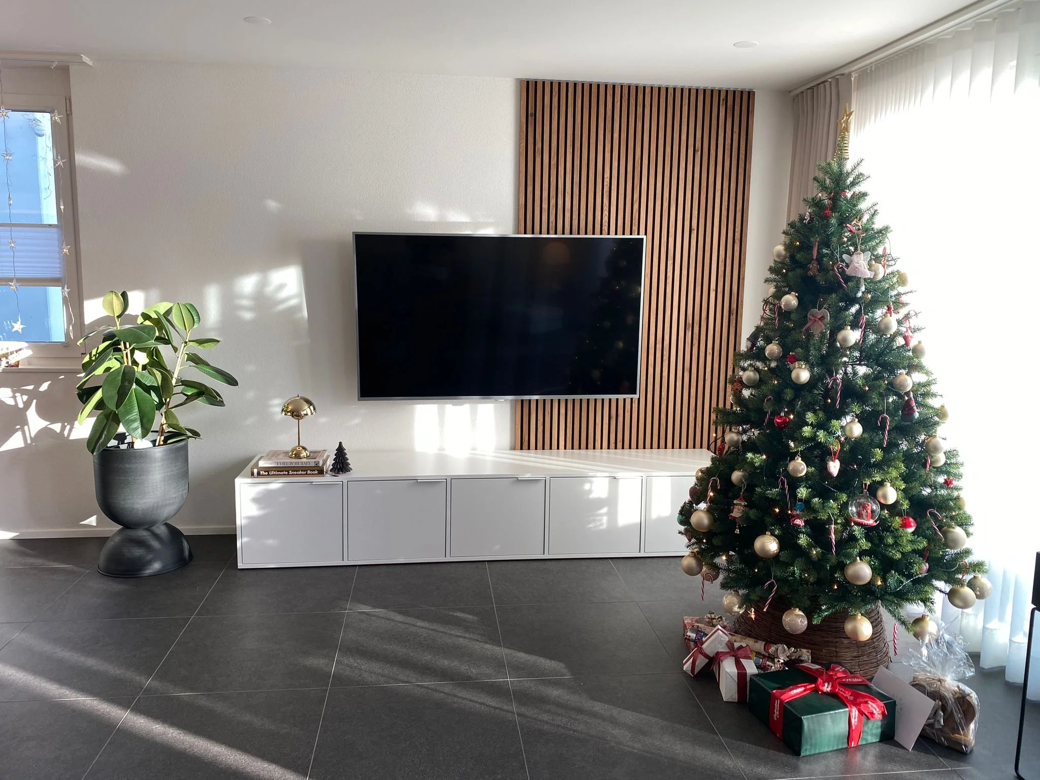 Wandverkleidung aus Holzlamellen