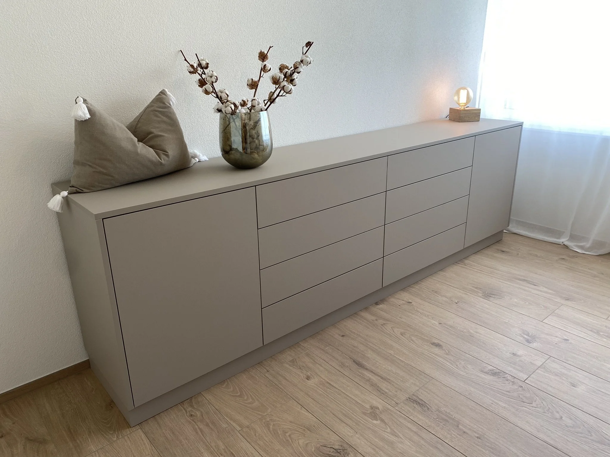 Möbel nach Mass Schreiner Dietikon Zürich Sideboard Holz Wohnzimmer