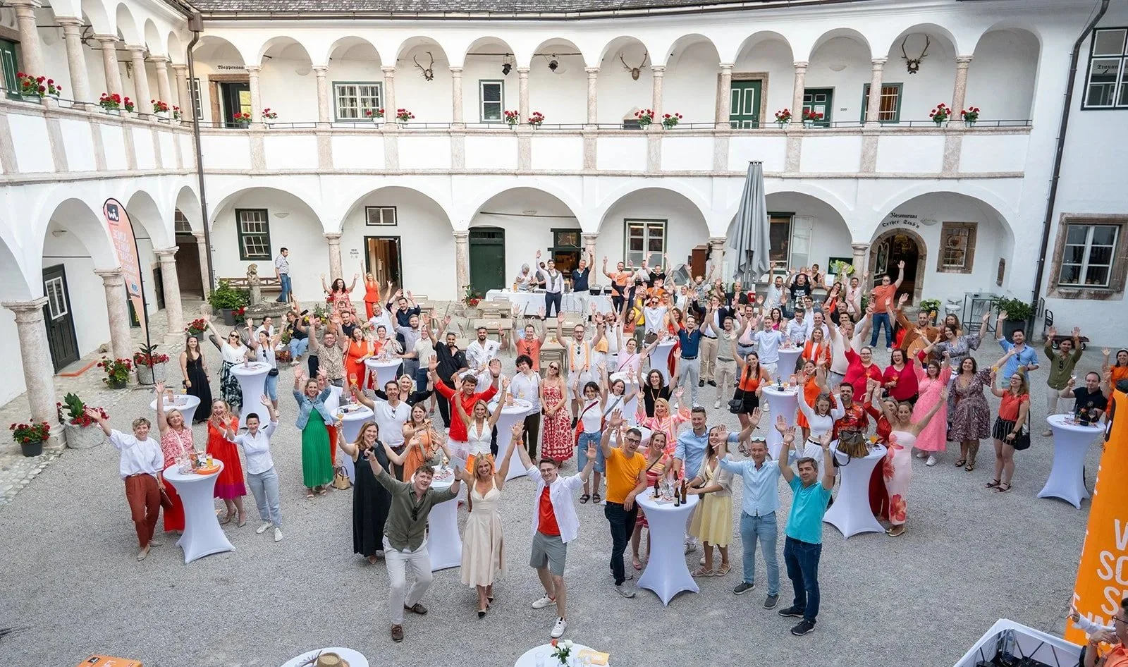 Gruppenfoto beim JW Sommerfest Orange Edition in Gmunden