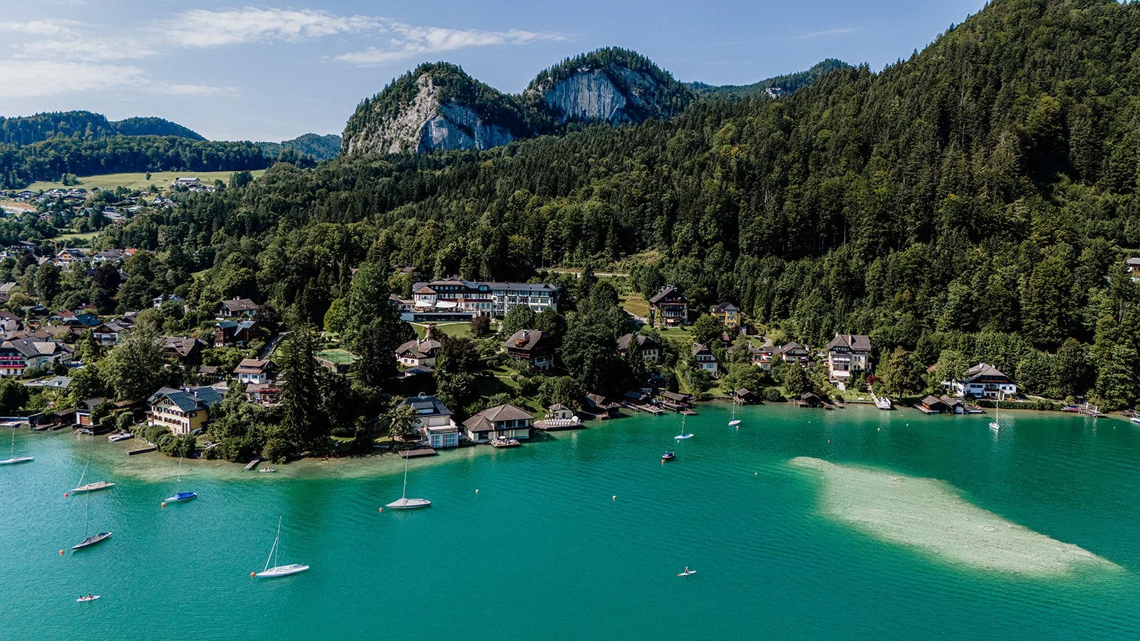 Seehotel Billroth St. Gilgen am Wolfgangsee aus der Luft mit Gebirge – Hochzeitslocation im Salzkammergut