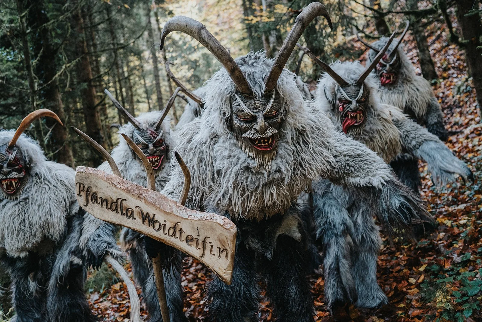 Mystisches Perchten-Fotoshooting mit den Pfandla Woidteifin