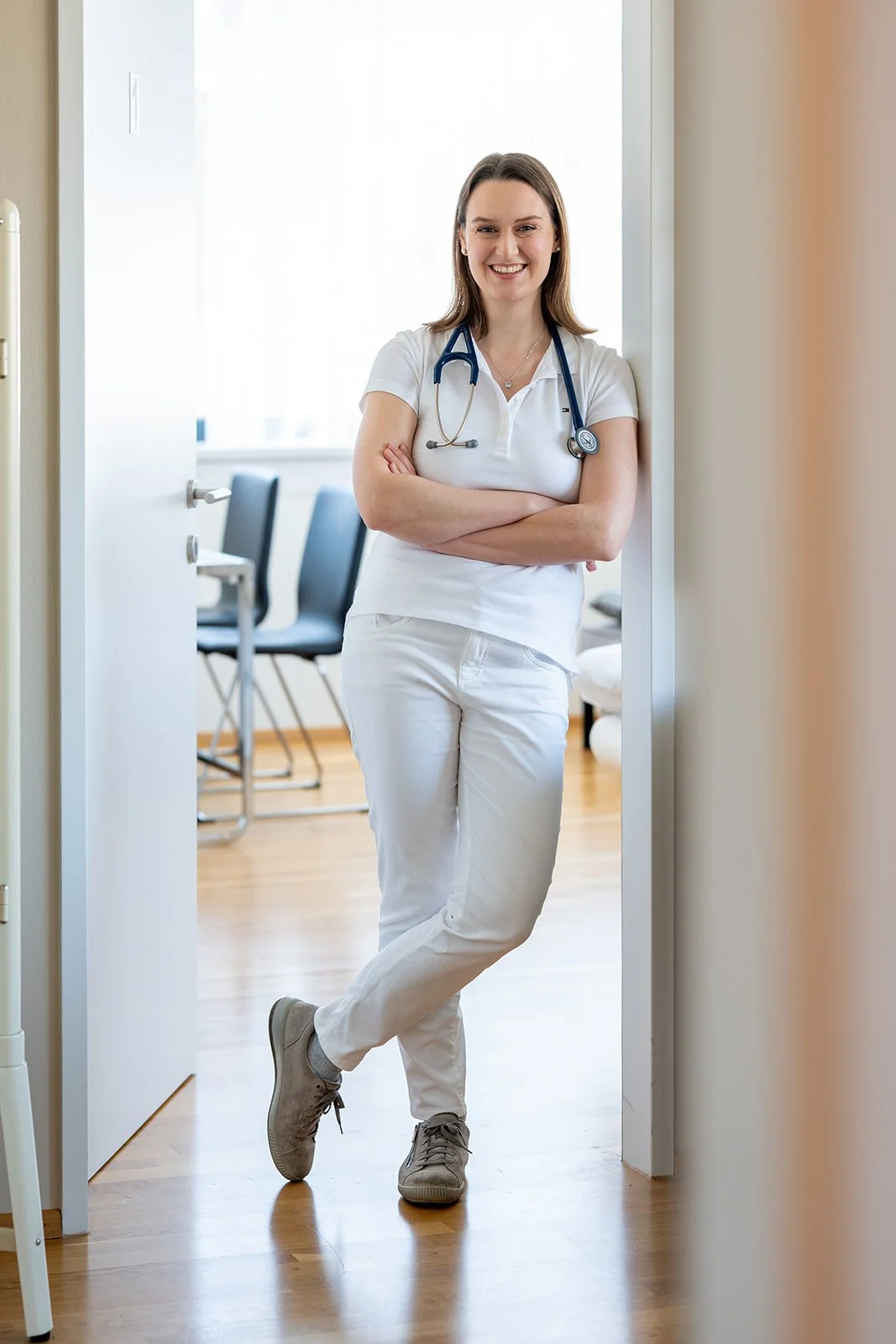 Businessportrait Ärztin in moderner Arztpraxis