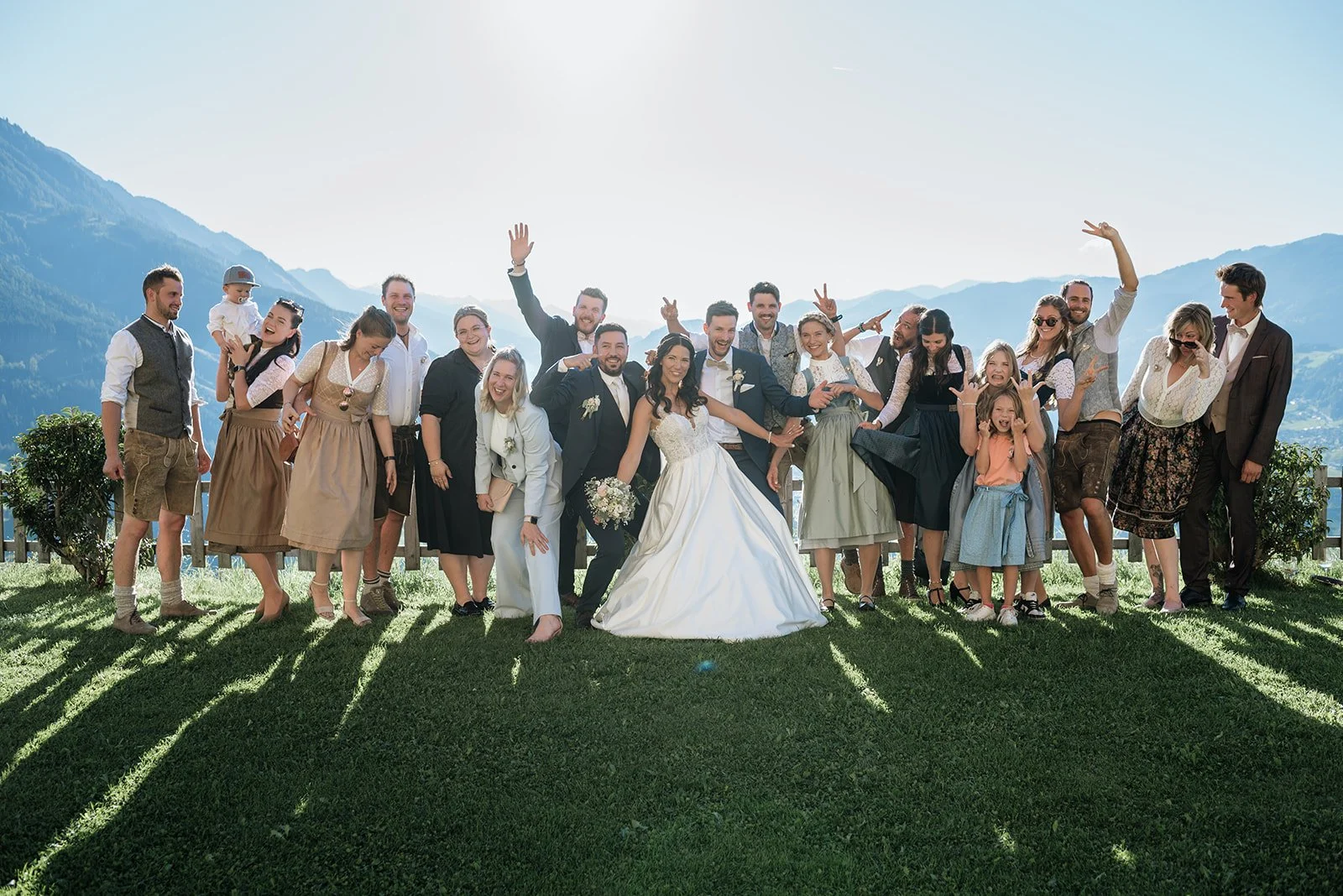 Fröhliches Gruppenfoto mit lachenden Hochzeitsgästen – ausgelassene Stimmung bei einer Hochzeit in Salzburg.