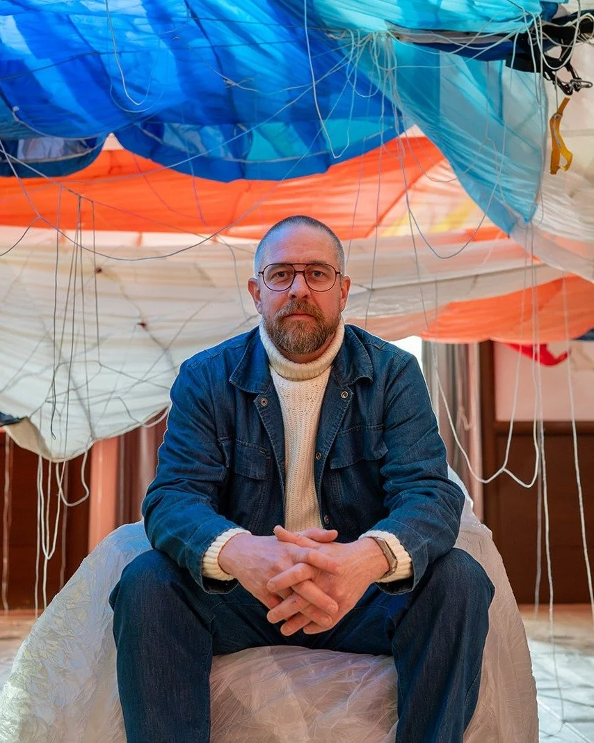 Die Ausstellung &bdquo;When Air Holds Its Breath&ldquo; von Clemens Wolf fand in den Kaiserlichen Stallungen in Bad Ischl statt &ndash; fotografisch begleitet von @plamberger.fotografie 

Mit seinen Arbeiten verwandelt Clemens Wolf Fallschirme in sku