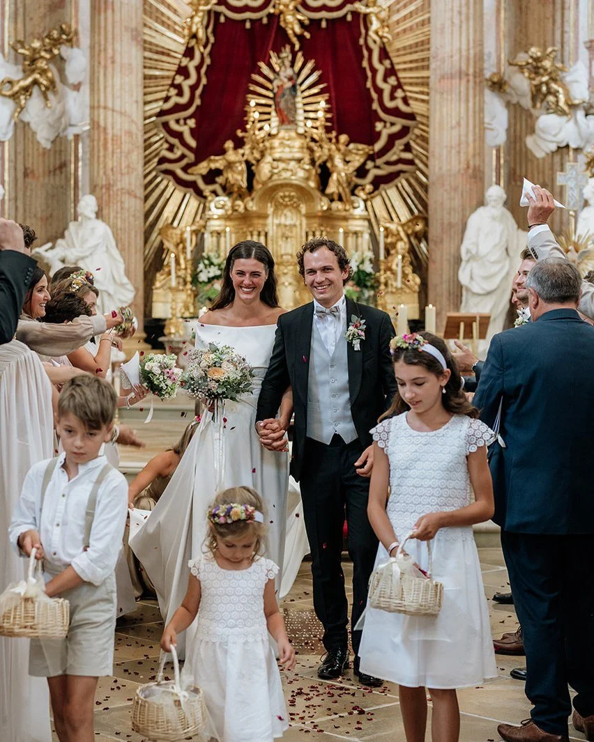 Lena &amp; Anton 🤍

Die beiden haben 2024 in Heiligenkreuz-Gutenbrunn geheiratet und ich denke immer noch gerne an diesen Tag zur&uuml;ck.

Schon die Trauung in der Wallfahrtskirche hatte eine ganz besondere Atmosph&auml;re &ndash; elegant, w&uuml;r