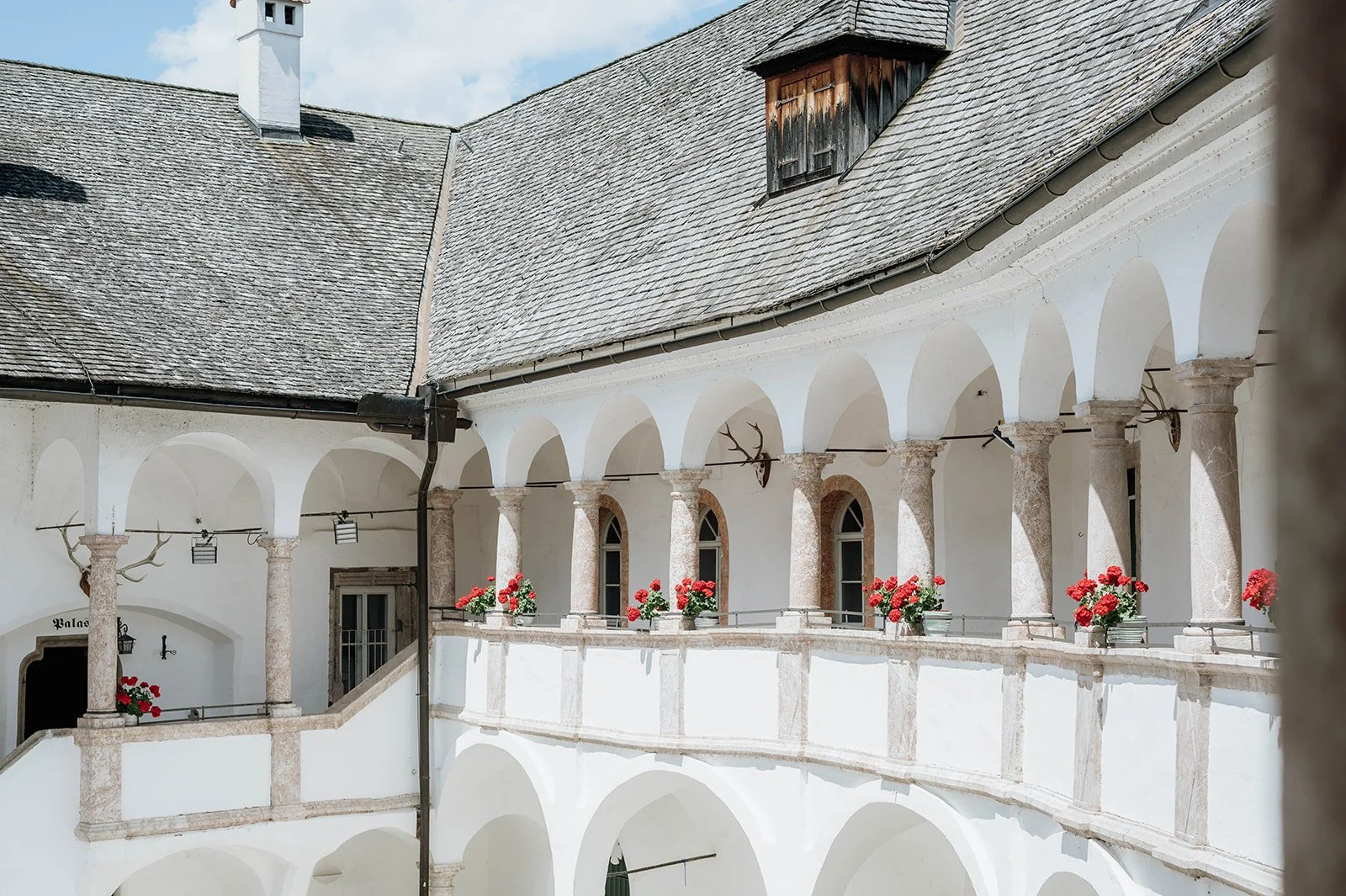 Innenhof mit Arkaden im Schloss Ort Gmunden – elegante Hochzeitslocation im Salzkammergut