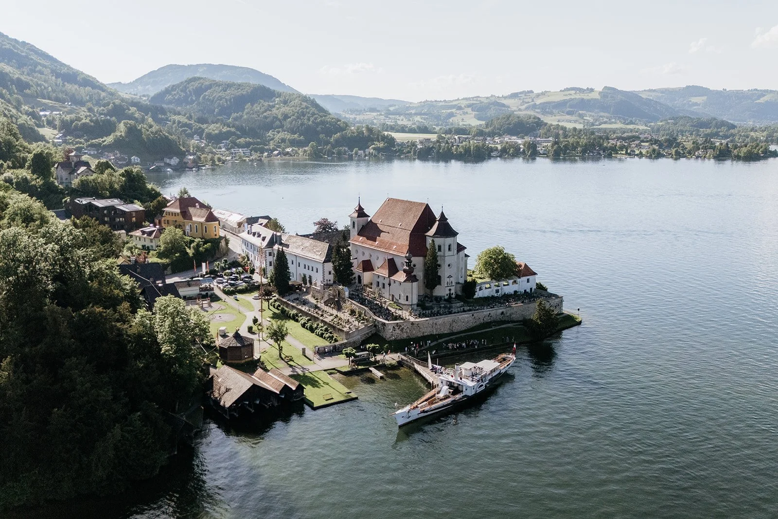Historischer Raddampfer Gisela vor dem Kloster Traunkirchen am Traunsee – Hochzeit im Salzkammergut