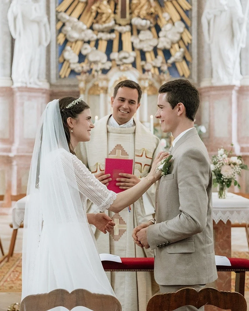 ✨ Klara &amp; Markus im Stift Kremsm&uuml;nster ✨

Manche Hochzeitstage sp&uuml;ren sich von Anfang an besonders an &ndash; so war es bei Klara &amp; Markus. Zwei Menschen, deren gemeinsamer Weg &uuml;ber viele Jahre gewachsen ist und die vieles mite