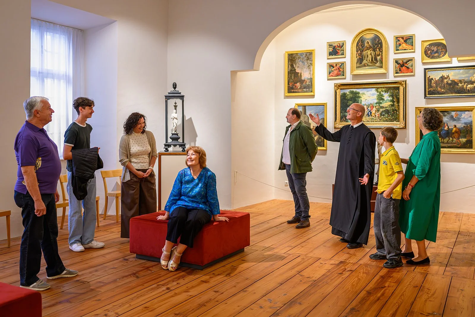 Führung in der Gemäldegalerie von Stift Kremsmünster mit Besucherinnen und Besuchern