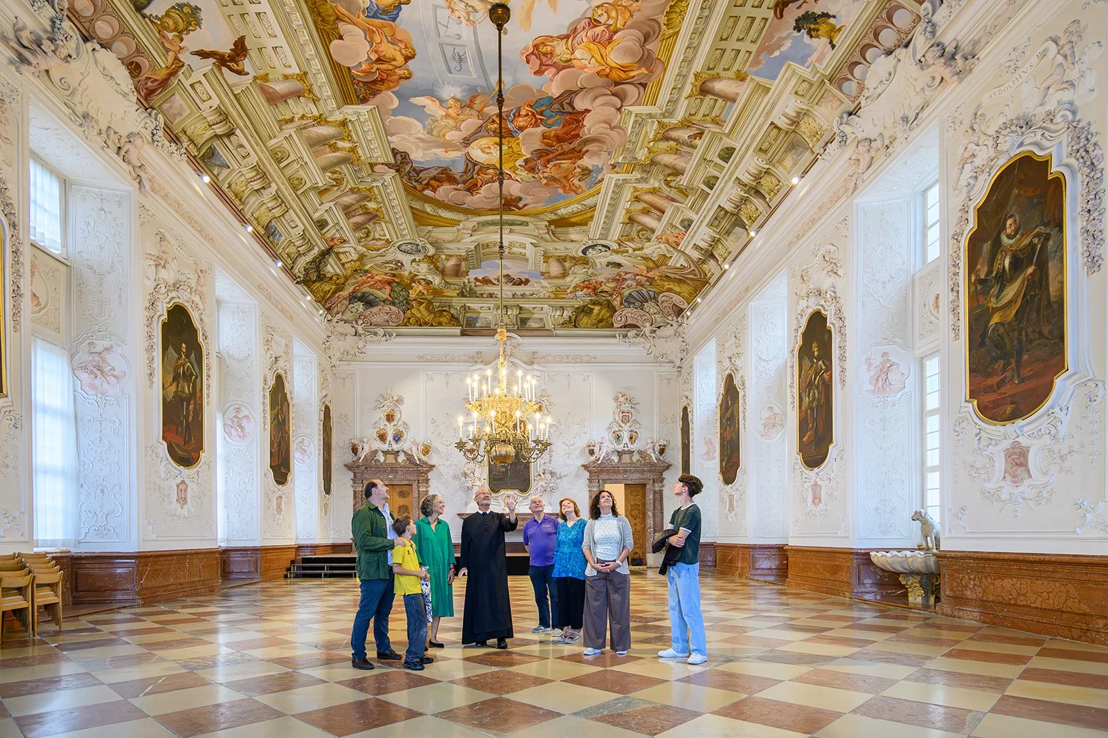 Besuchergruppe mit Führung im Kaisersaal von Stift Kremsmünster unter den Deckenfresken