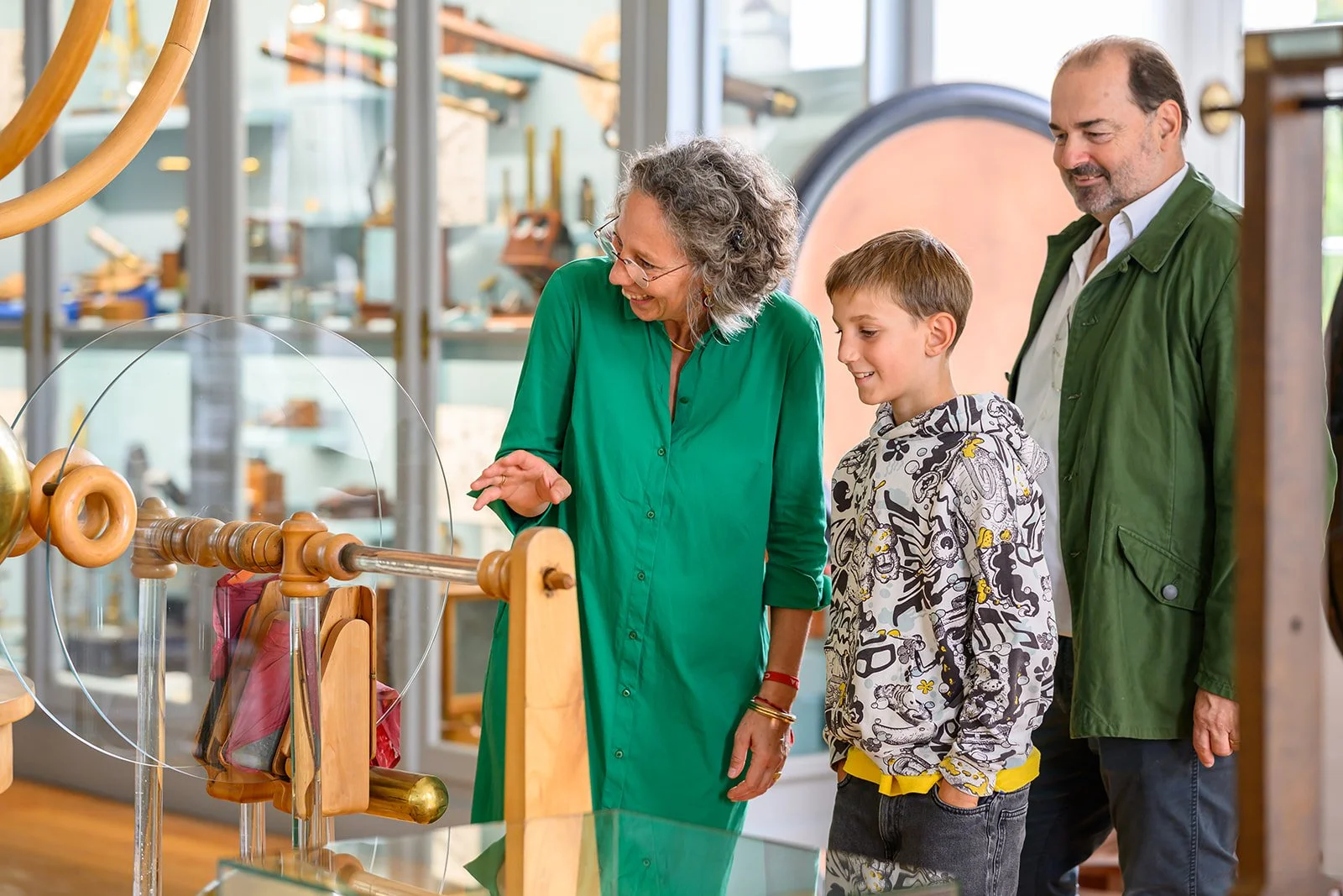 Familie bestaunt ein historisches physikalisches Gerät in der Sternwarte von Stift Kremsmünster