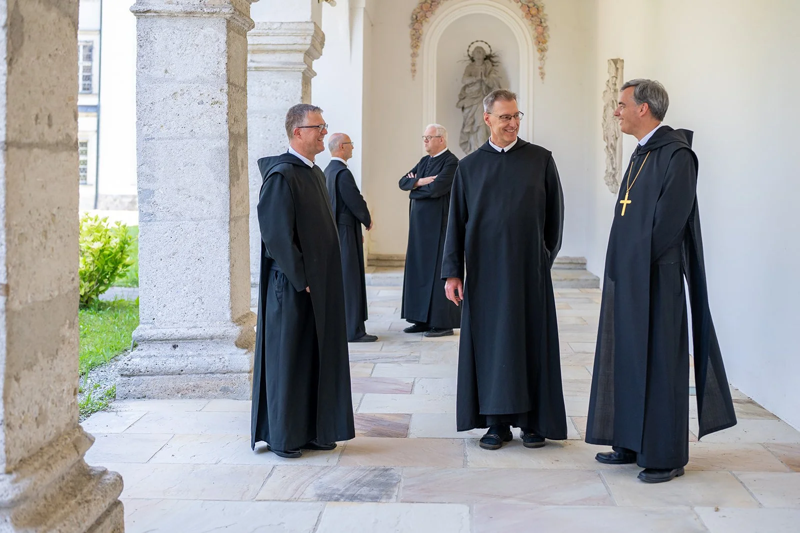 Benediktiner von Stift Kremsmünster im Gespräch im Arkadengang