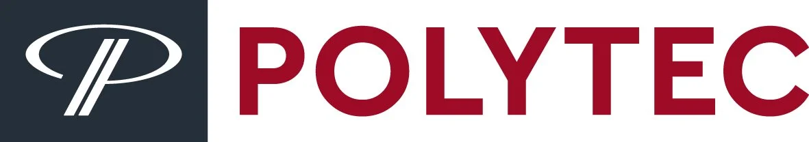 Logo mit dem Text 'POLYTEC' in roter Schrift auf weißem Hintergrund, links ein dunkler Bereich mit einem stilisierten weißen 'P'.