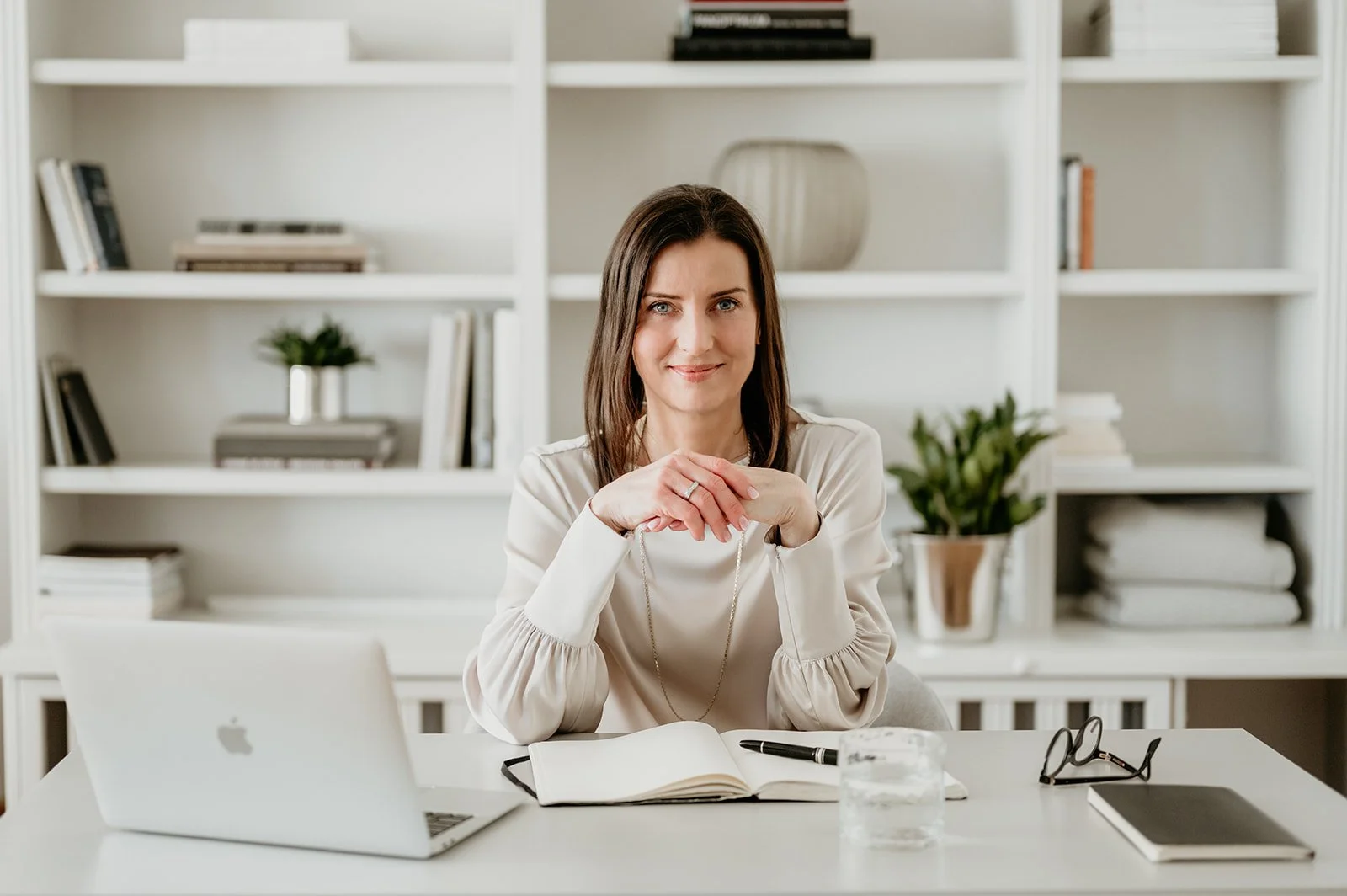 Businessportrait Unternehmensberaterin im Büro