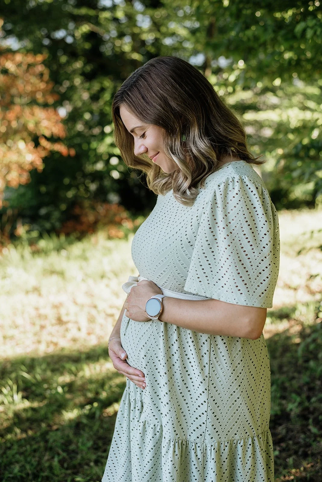 Natürliches Babybauchshooting einer werdenden Mutter im Grünen – Babybauchfotografie im Salzkammergut