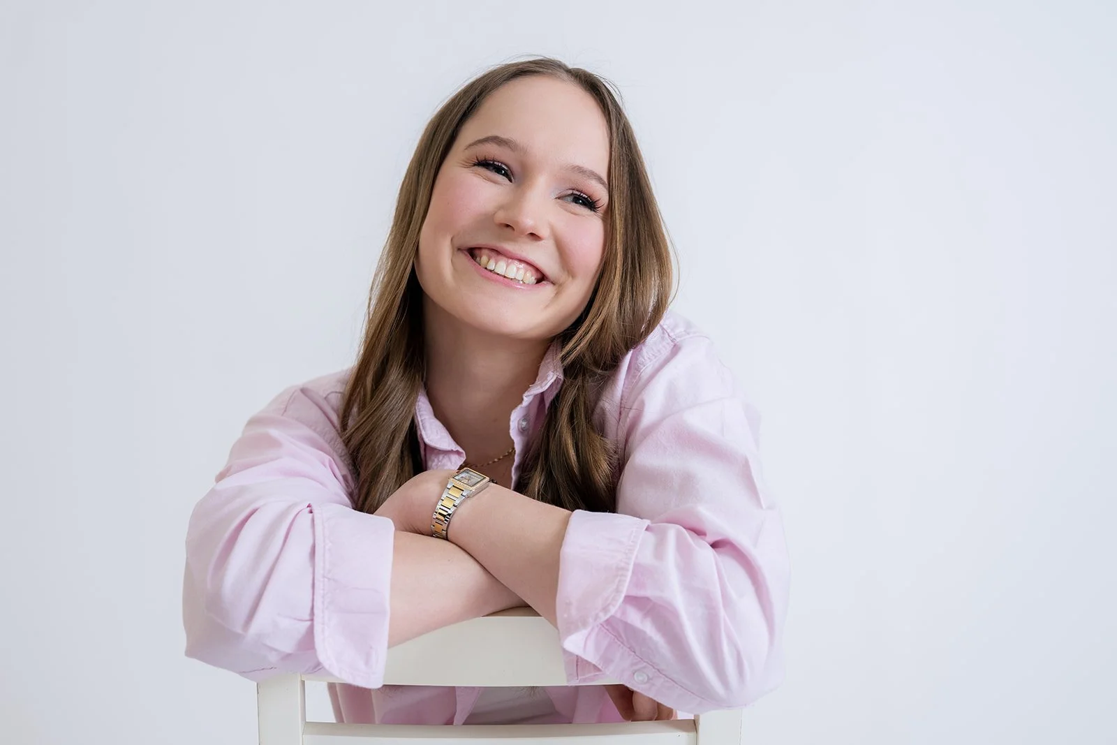 Portraitshooting im Studio mit natürlichem Licht und professioneller Aufnahme einer jungen Frau in Bad Ischl