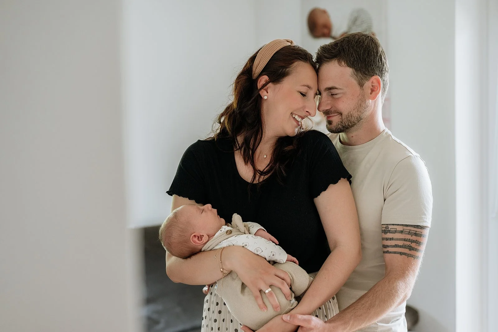 Inniges Newbornshooting mit Eltern und Baby – natürliche Familienfotografie zuhause