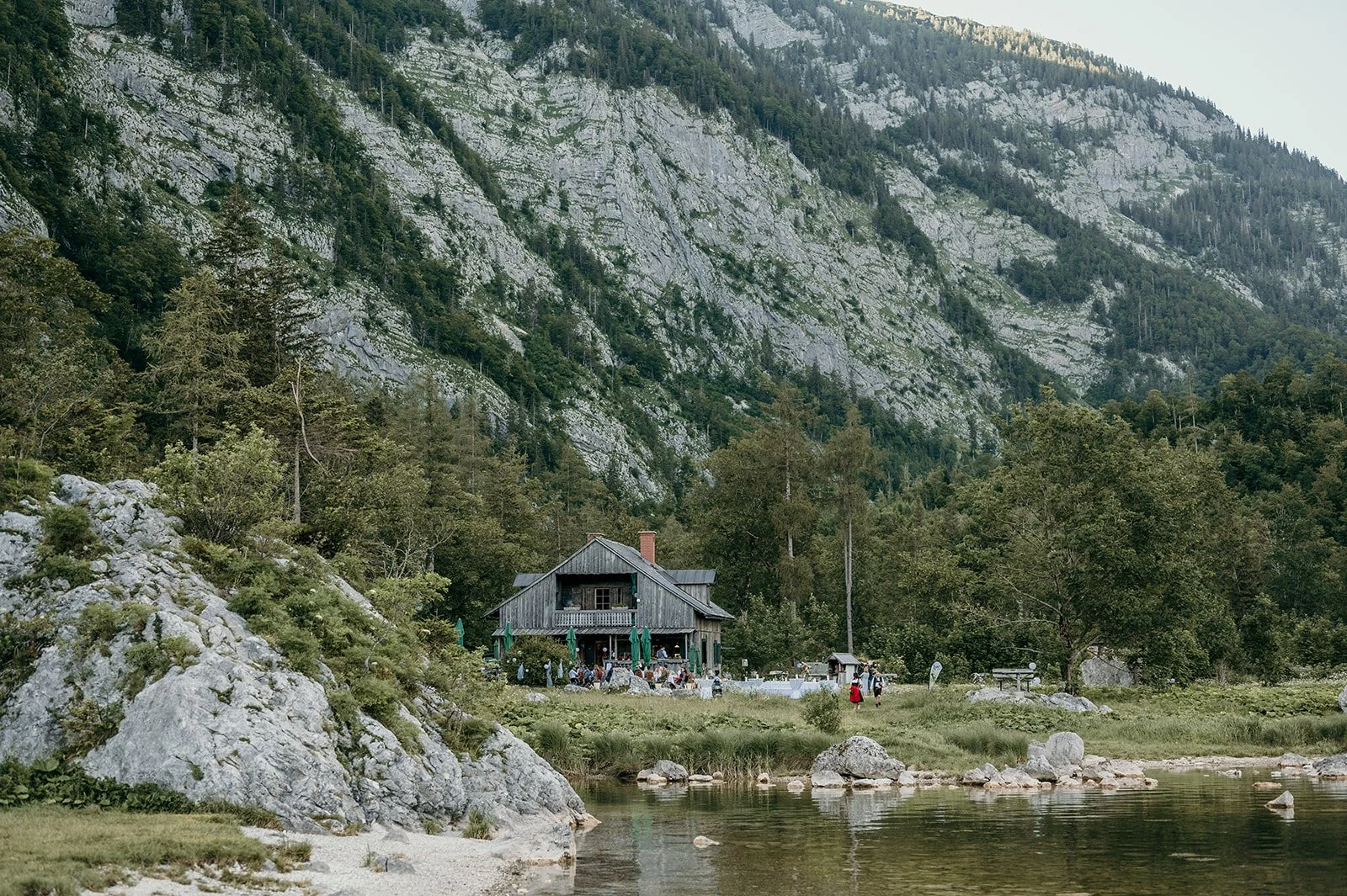 Jagdhaus Seewiese am Altausseer See mit Bergen im Hintergrund – Hochzeitslocation im Salzkammergut