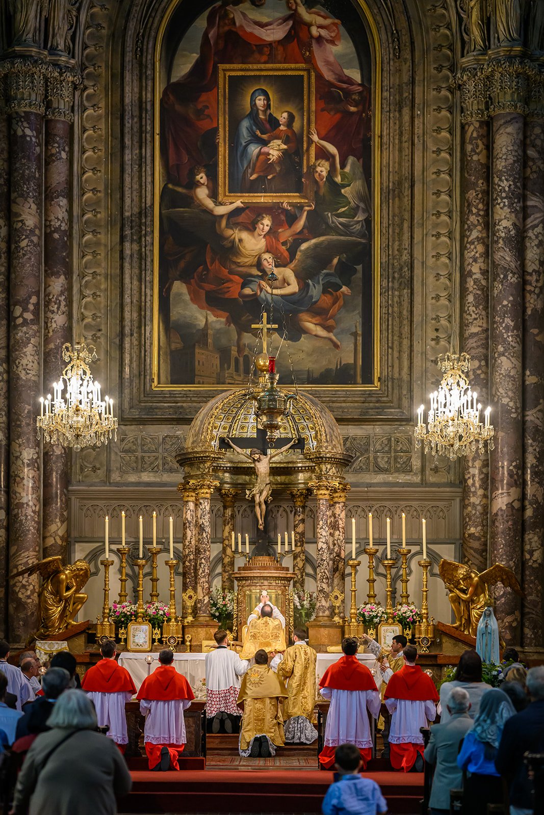 Geistliche während der feierlichen Liturgie eines Hochamts im alten römischen Ritus
