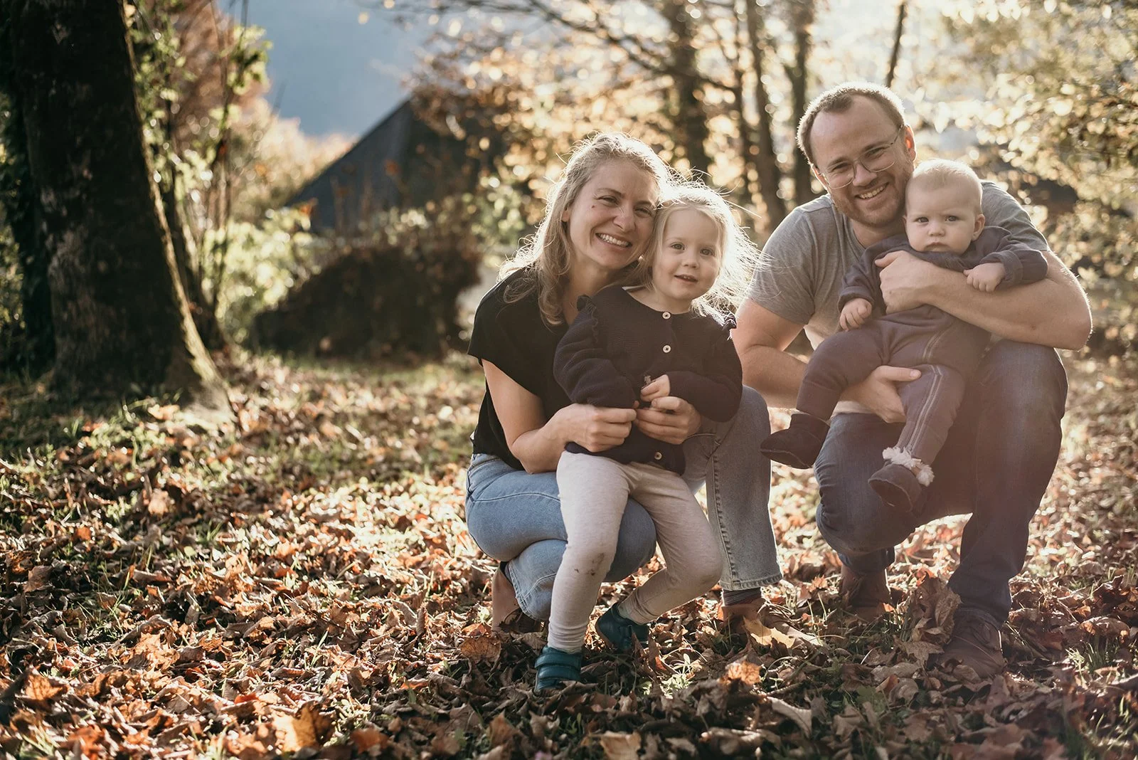 Familienfotografie im Freien – Eltern mit Kindern bei einem herbstlichen Familienshooting