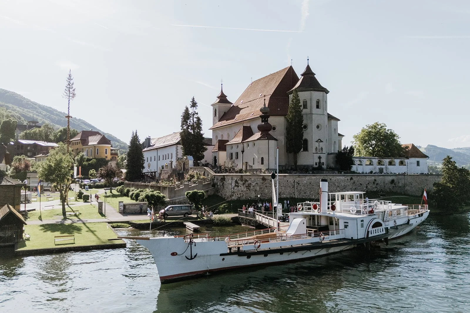 Klostersaal Traunkirchen am Traunsee mit historischem Raddampfer Gisela im Vordergrund – Hochzeitslocation im Salzkammergut