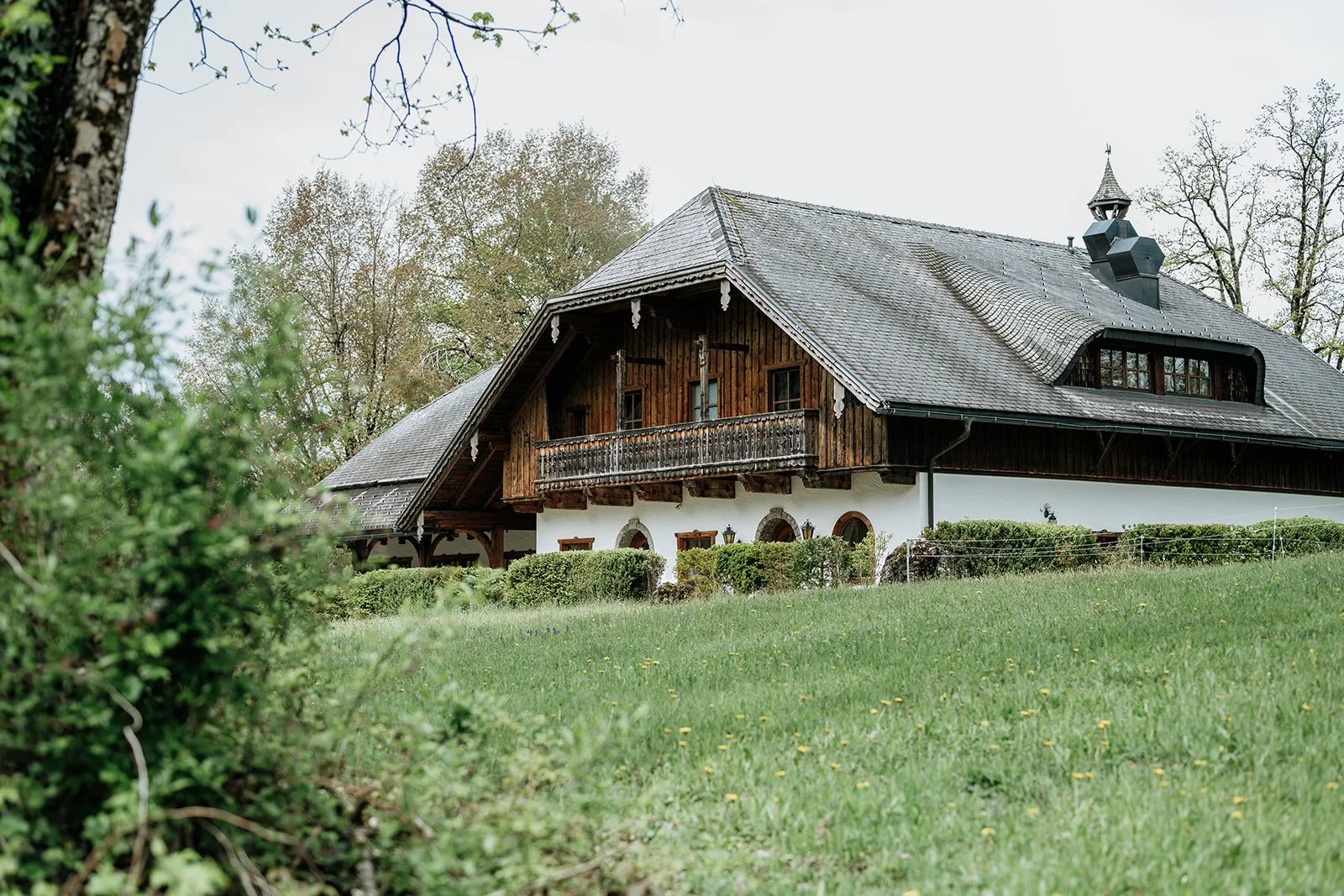 Laimer Urschlag Außenansicht – rustikale Hochzeitslocation im Salzkammergut in natürlicher Umgebung