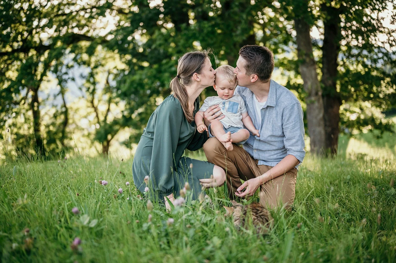Familienshooting im Grünen – Eltern mit Kleinkind bei natürlicher Familienfotografie