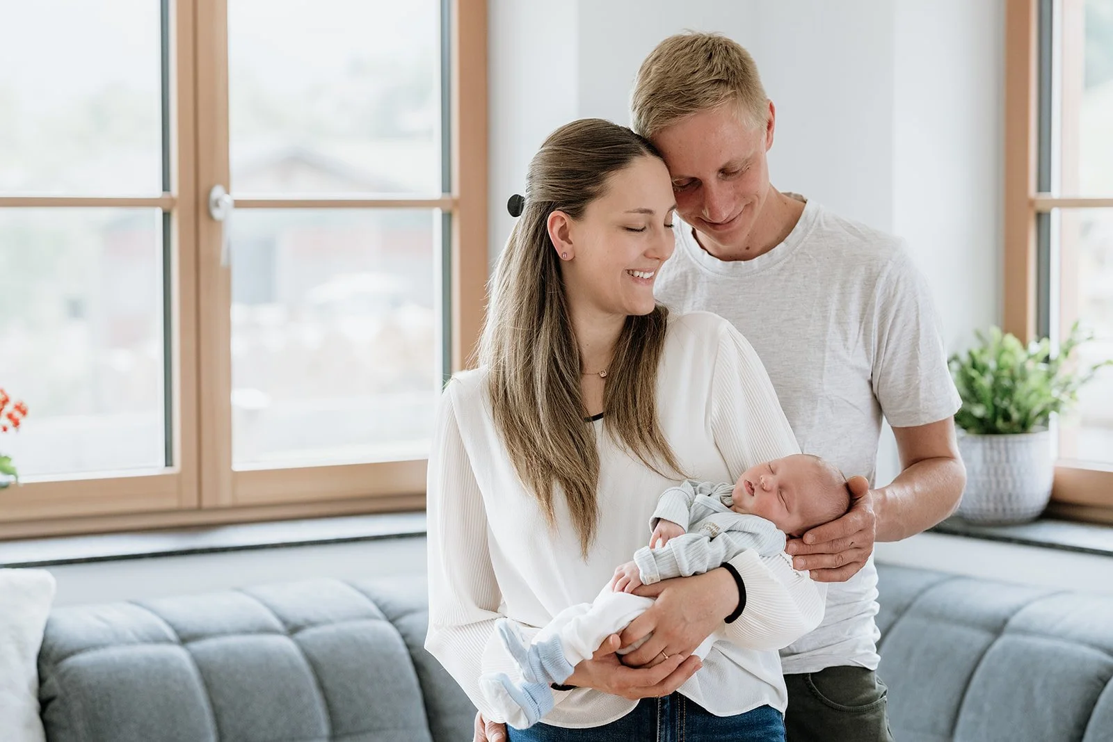 Vater und Mutter mit Baby im Arm