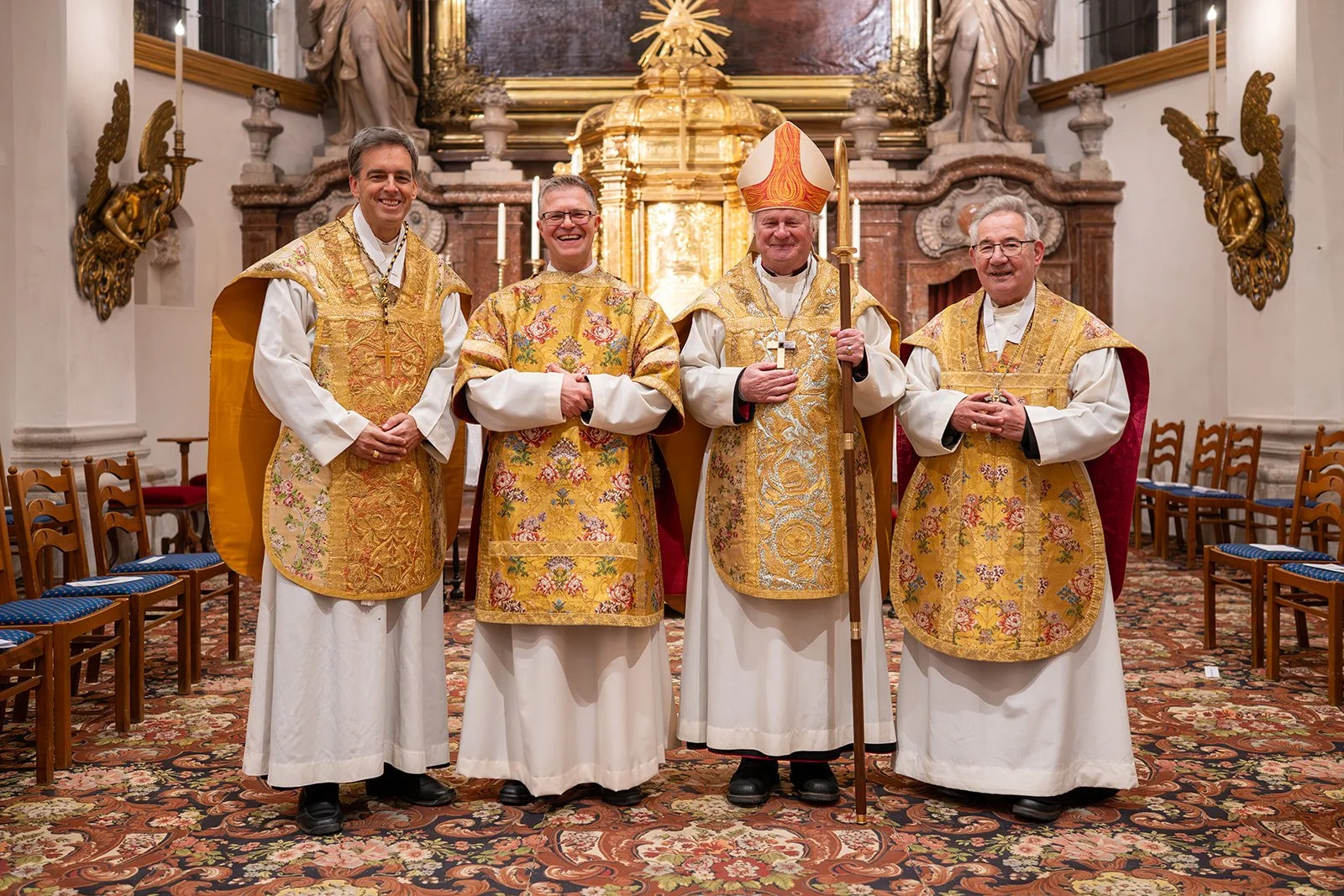 Liturgische Feier in der Kirche – Priester und Bischof in festlichen Paramenten