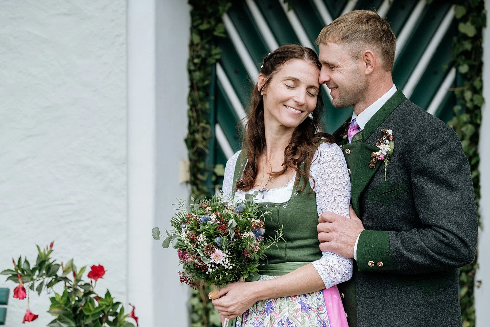 Brautpaar in Tracht bei Hochzeit in St. Wolfgang im Salzkammergut – Ausseer Dirndl und Lederhose, aufgenommen vom Hochzeitsfotograf im Salzkammergut