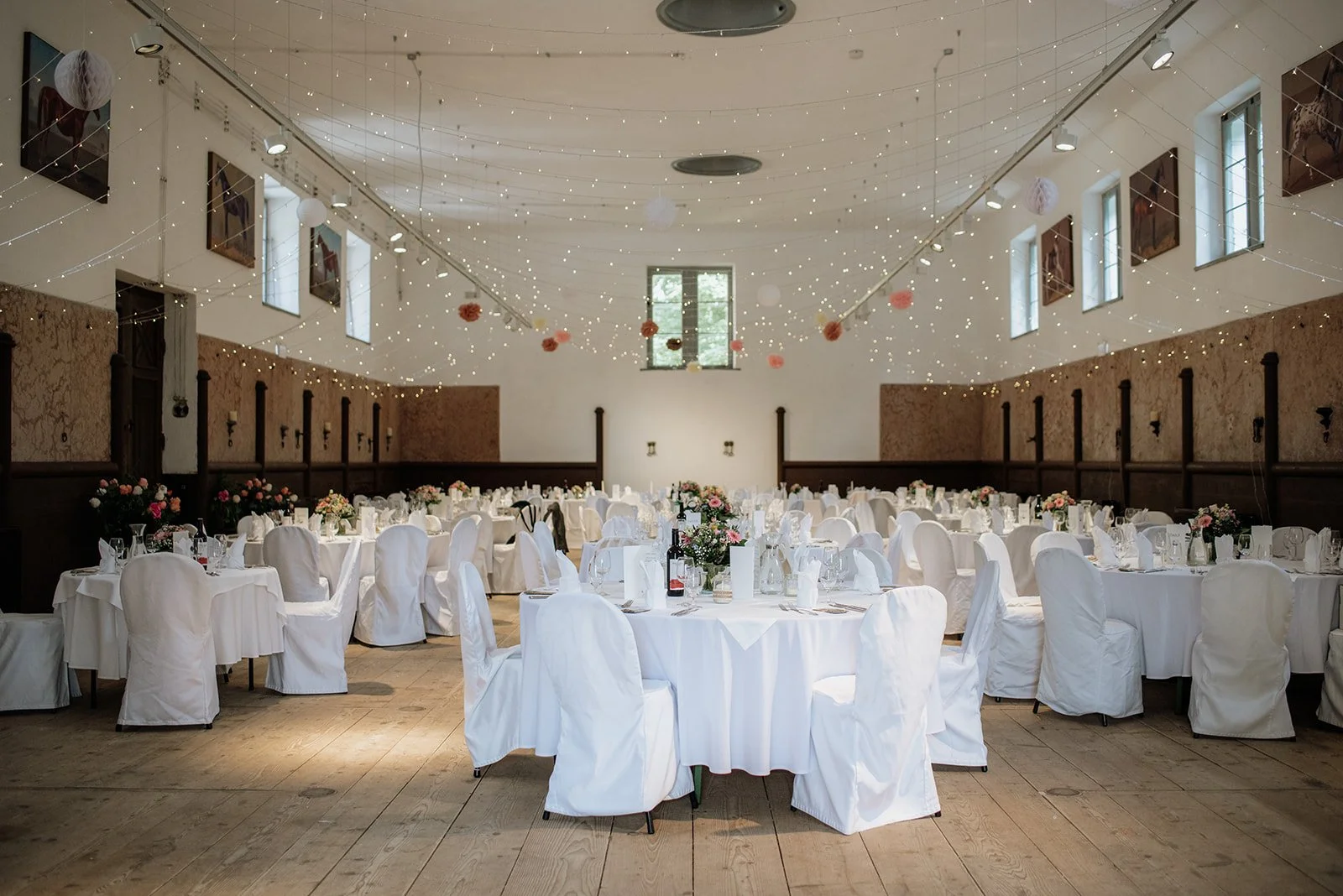 Kaiserliche Stallungen Bad Ischl Innenbereich mit Hochzeitsdeko – stilvolle Hochzeitslocation im Salzkammergut