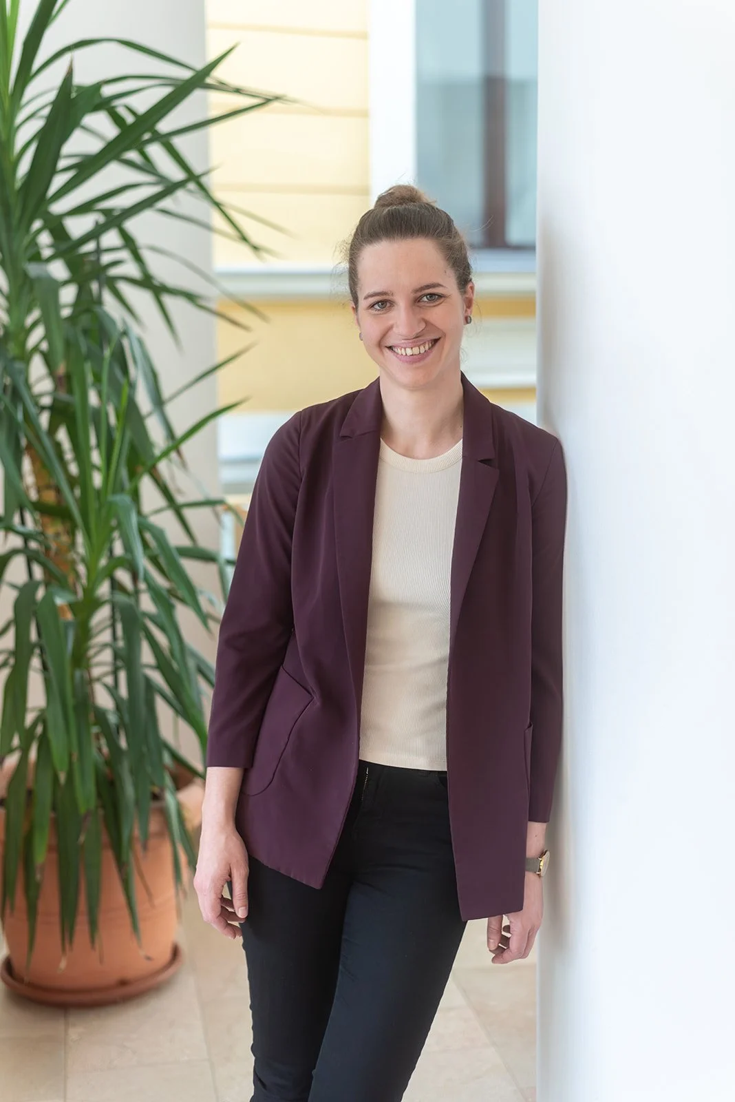 Businessportrait einer Frau im Unternehmensumfeld