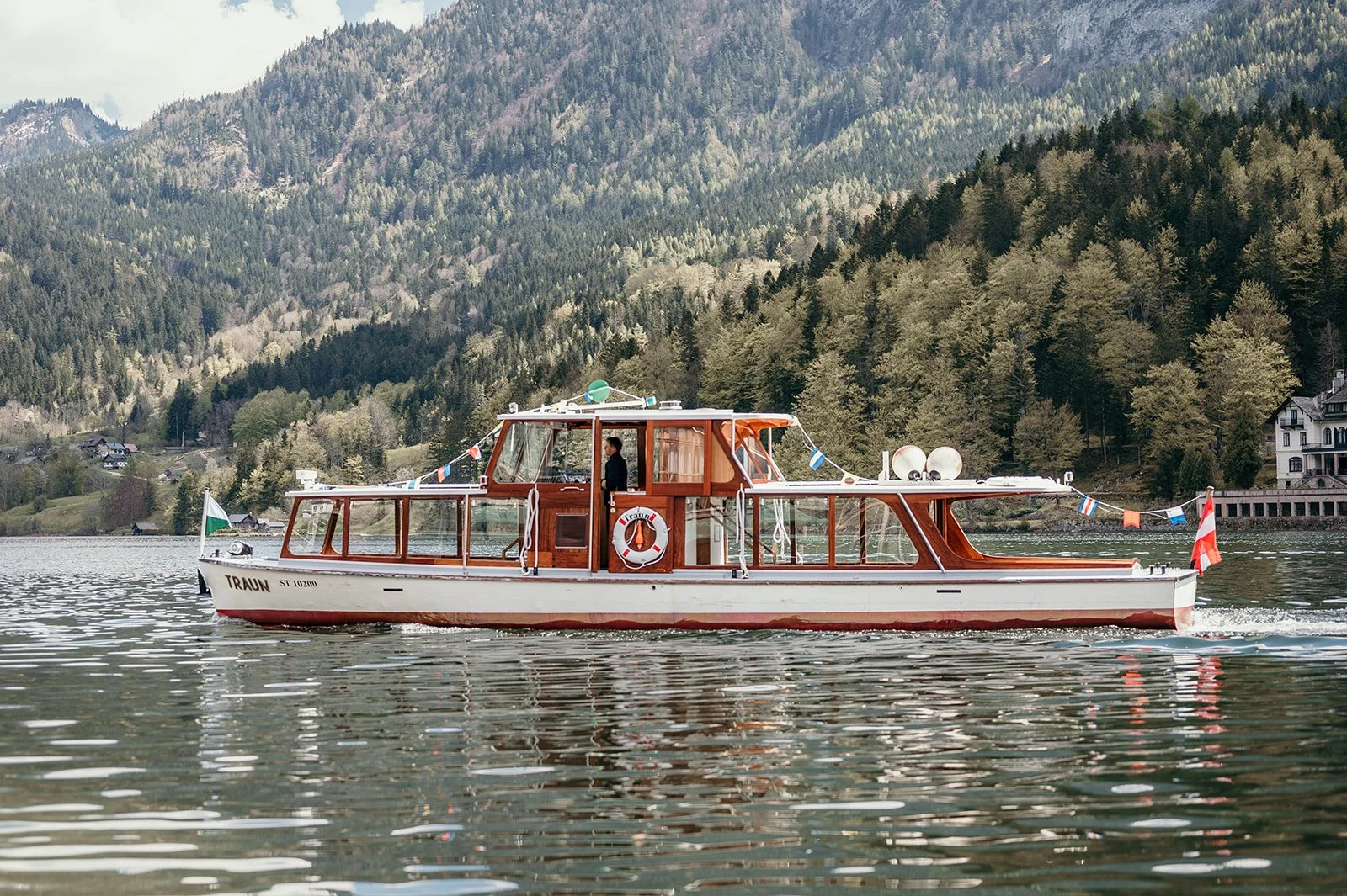 Hochzeit am Grundlsee mit Schifffahrt – Gäste genießen eine Rundfahrt am See im Salzkammergut