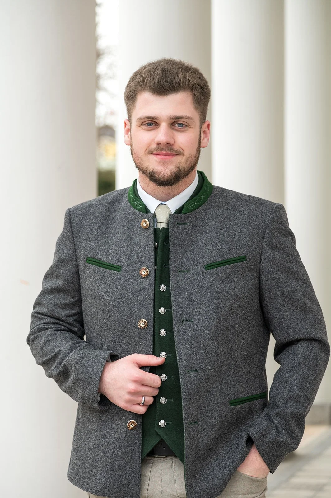 Businessportrait eines Mannes in Tracht – moderne Businessfotografie