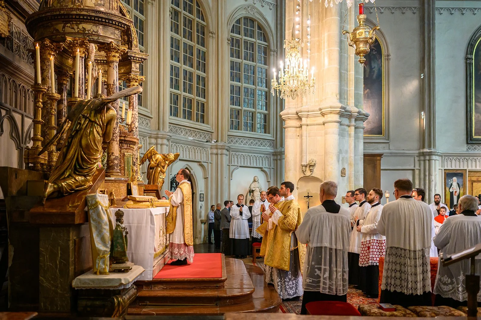 Feierliches Fünfherrenamt im überlieferten römischen Ritus an einem Hochaltar in Wien
