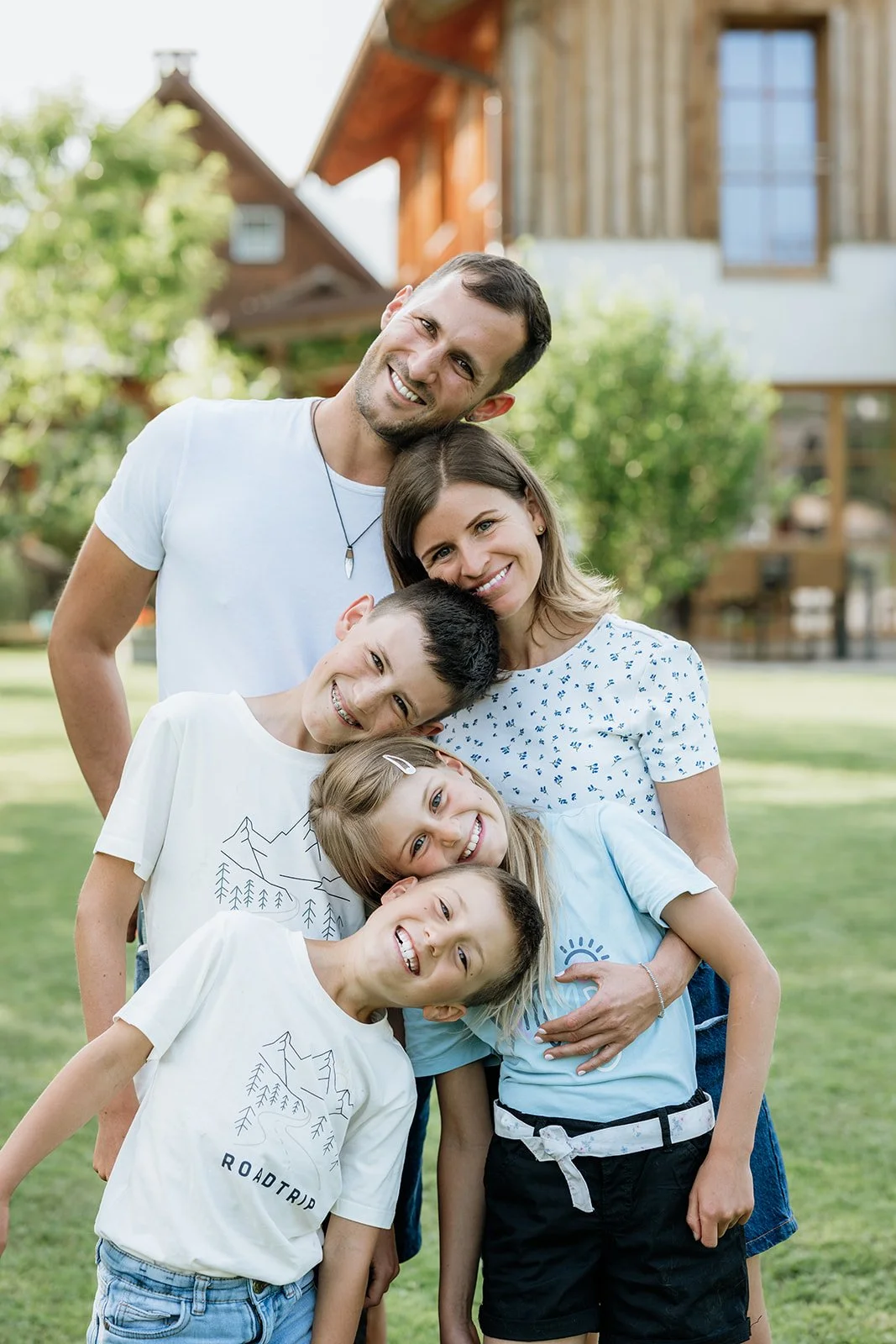 Familienporträt im Grünen – Familie mit Kindern bei einem entspannten Familienshooting