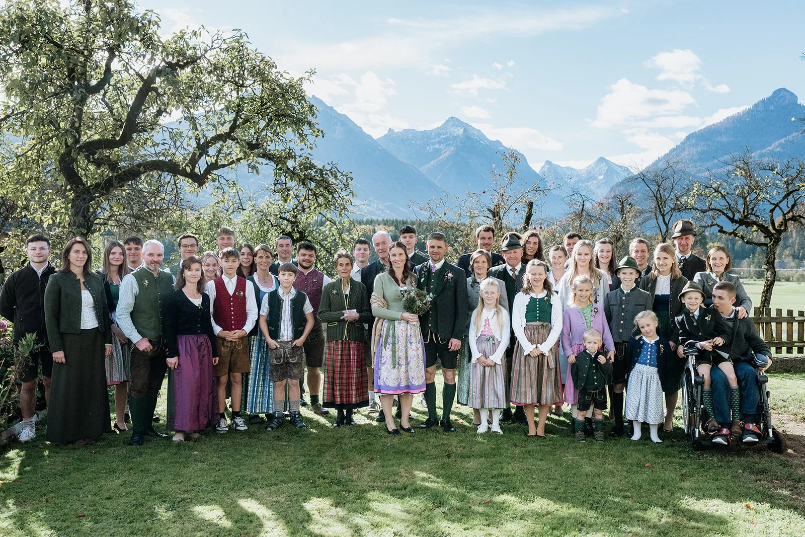 Familienfoto bei Trachtenhochzeit in St. Wolfgang im Salzkammergut – Brautpaar mit Familie in traditioneller Tracht, fotografiert vom Hochzeitsfotograf Salzkammergut