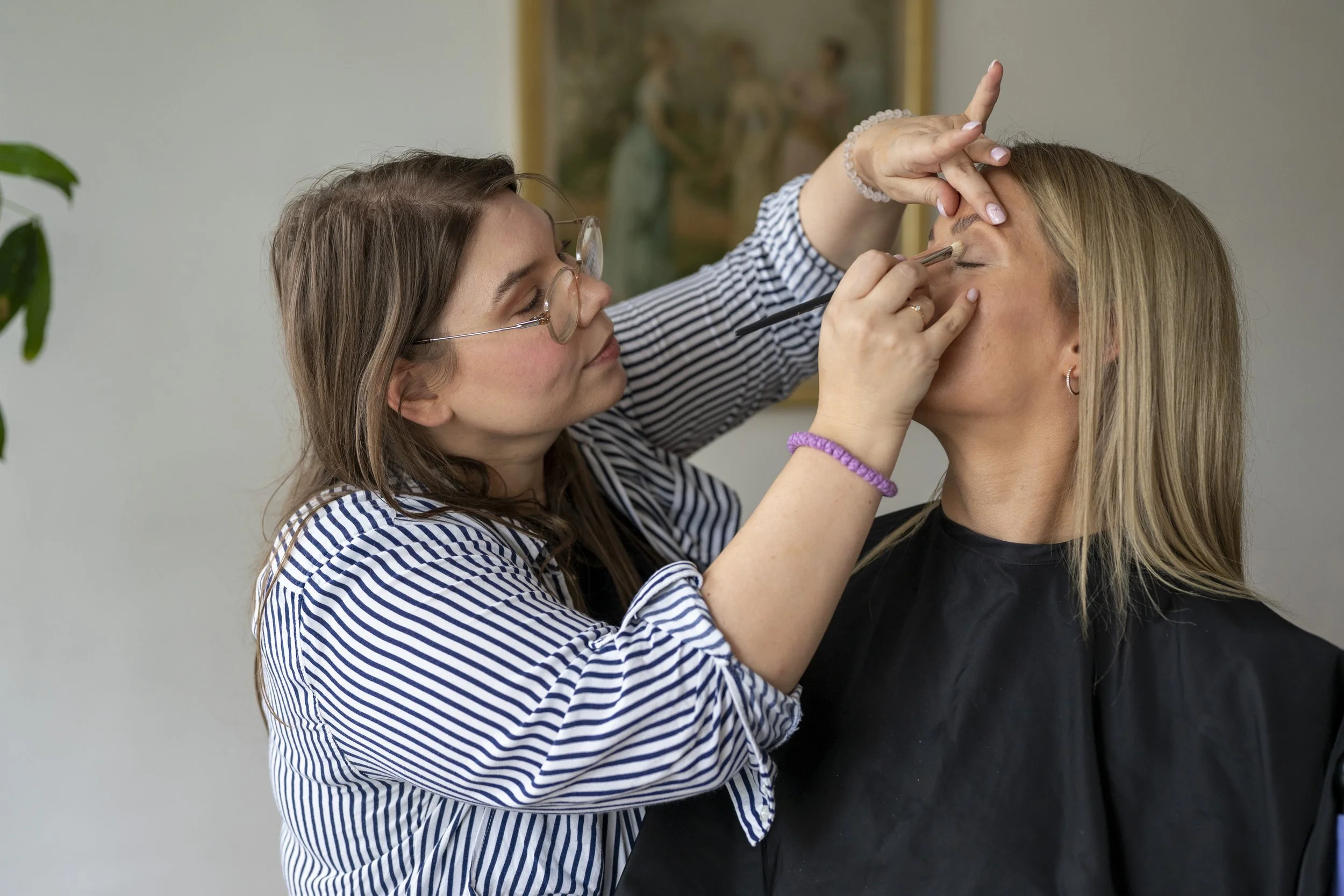 Make-up Styling durch Visagistin – Vorbereitung einer Kundin für ein Portraitshooting